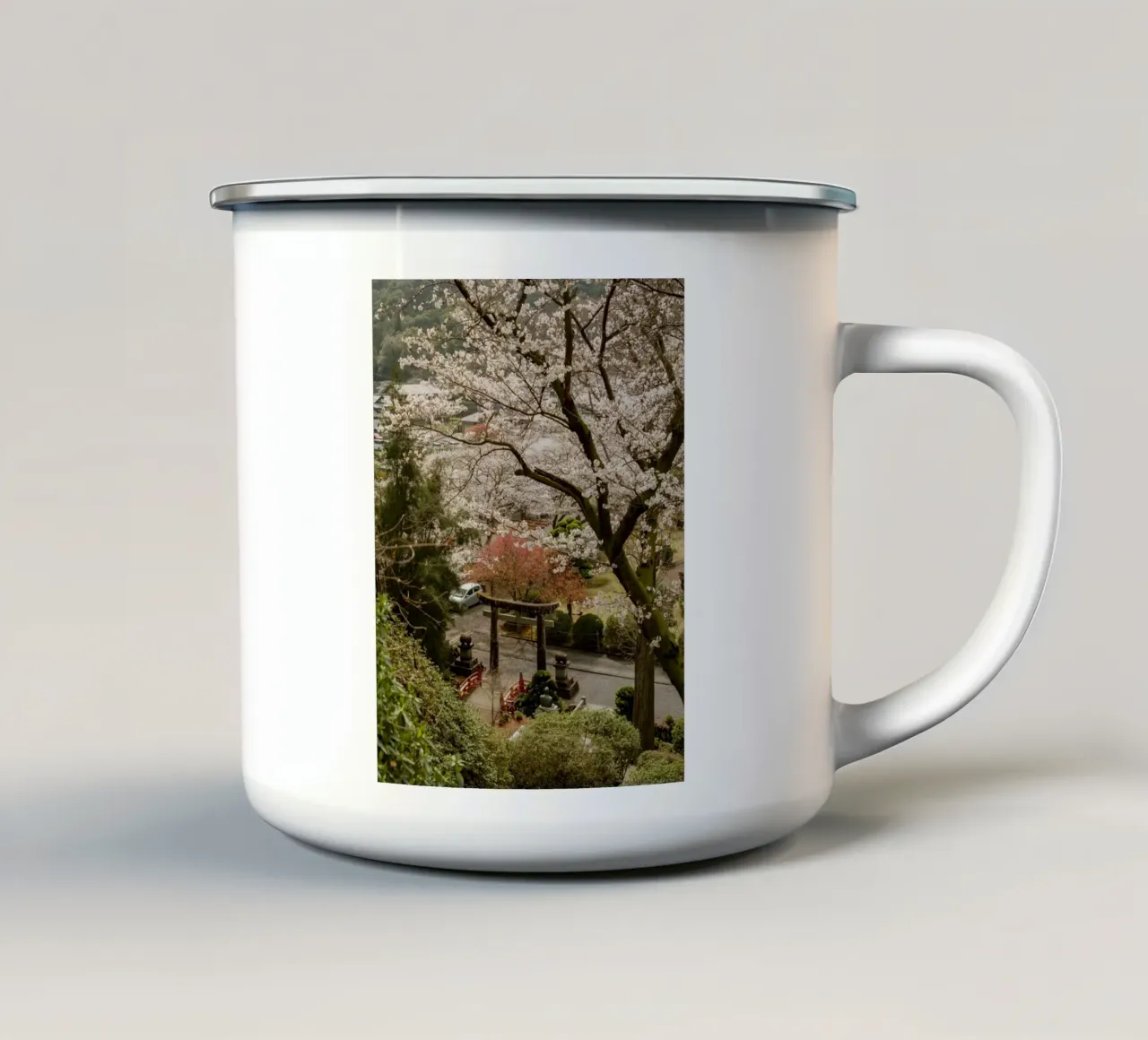 Porta Torii dei ciliegi in fiore tazza in smalto da Marcel Bisig