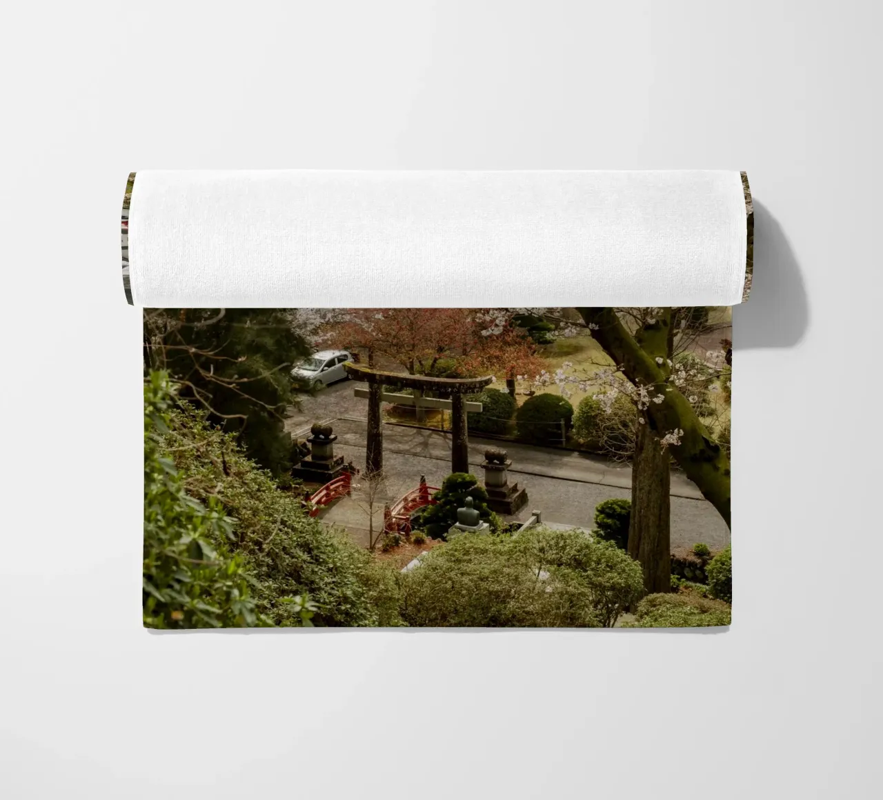 Porta Torii dei ciliegi in fiore telo mare da Marcel Bisig