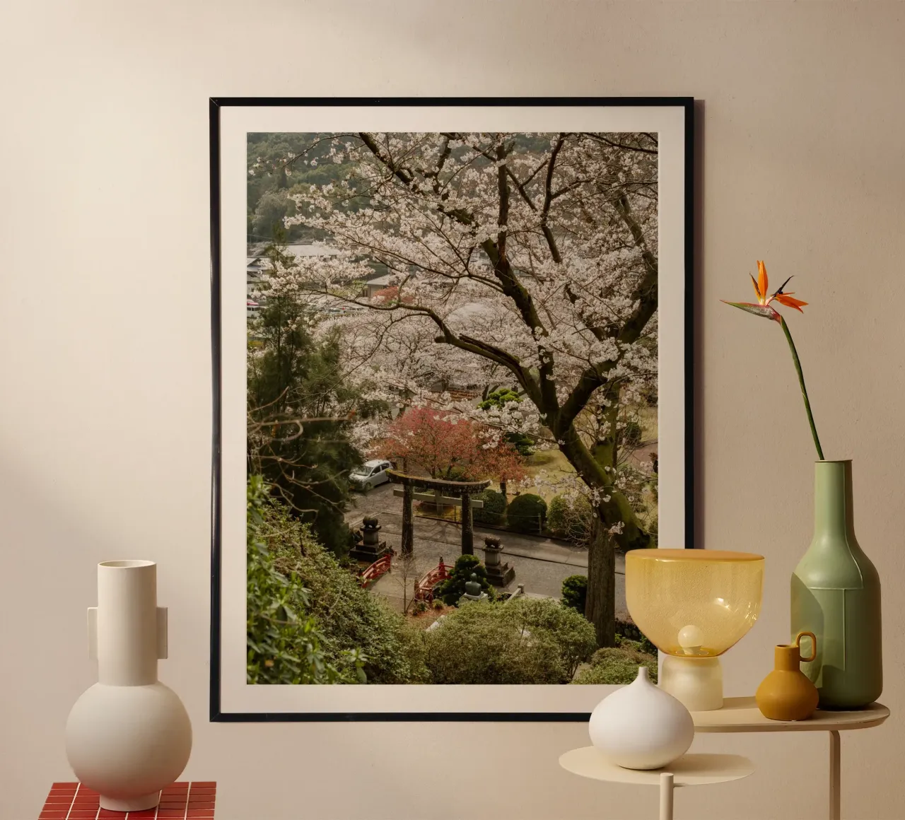Porta Torii dei ciliegi in fiore poster con telaio in plastica da Marcel Bisig