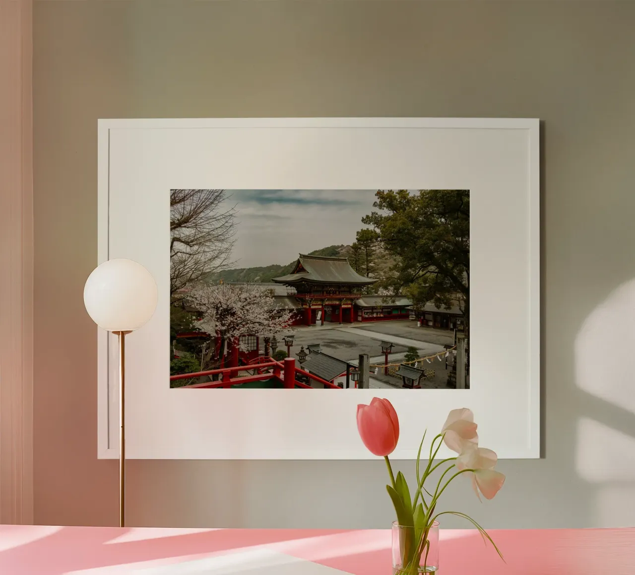 Santuario giapponese di Inari a Kyushu poster con telaio in legno da Marcel Bisig