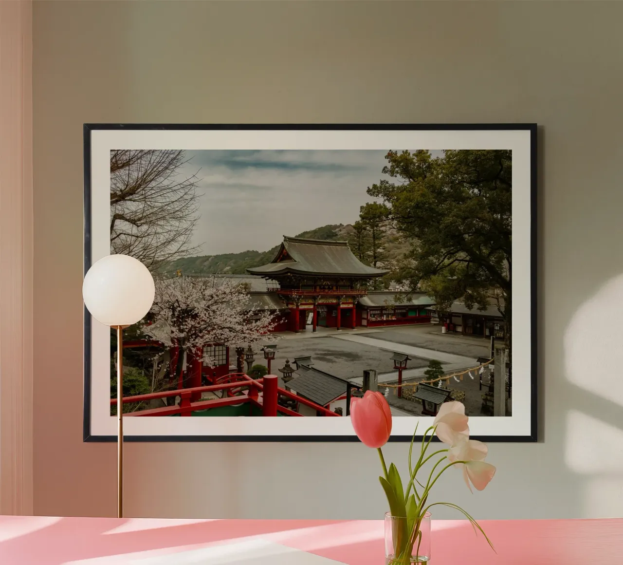 Santuario giapponese di Inari a Kyushu poster con telaio in legno da Marcel Bisig
