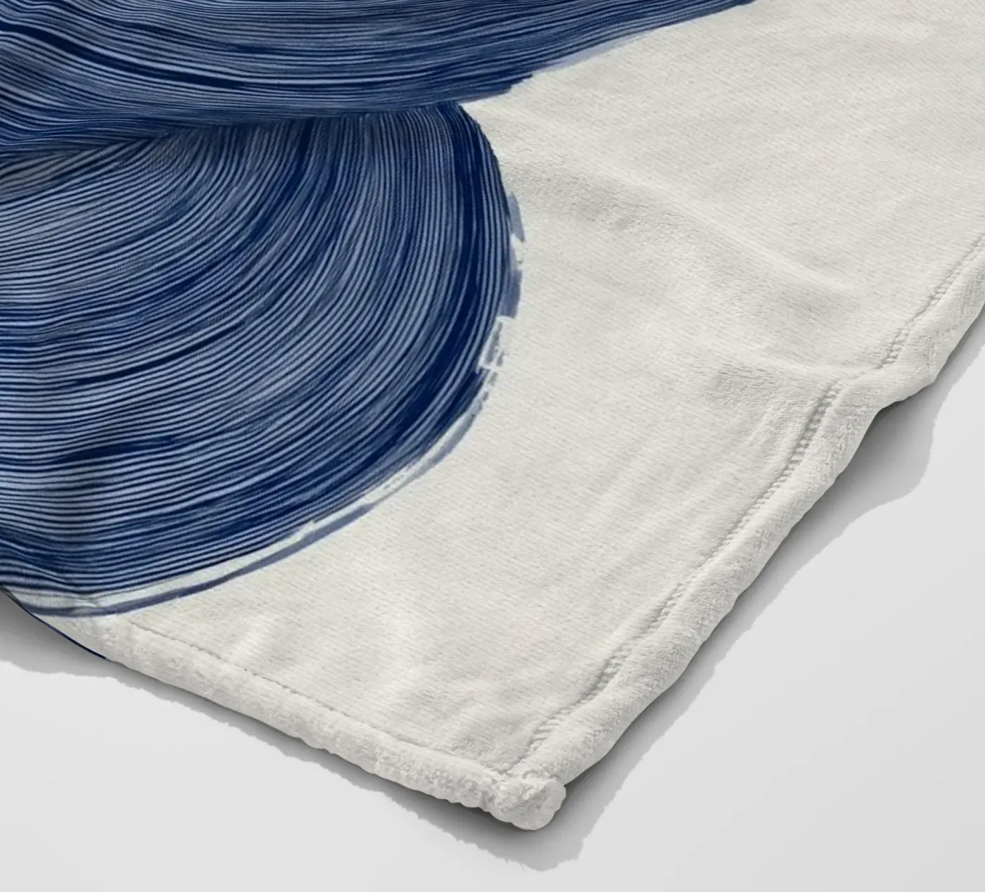 Indigo Stroke Fleecedecke von treechild
