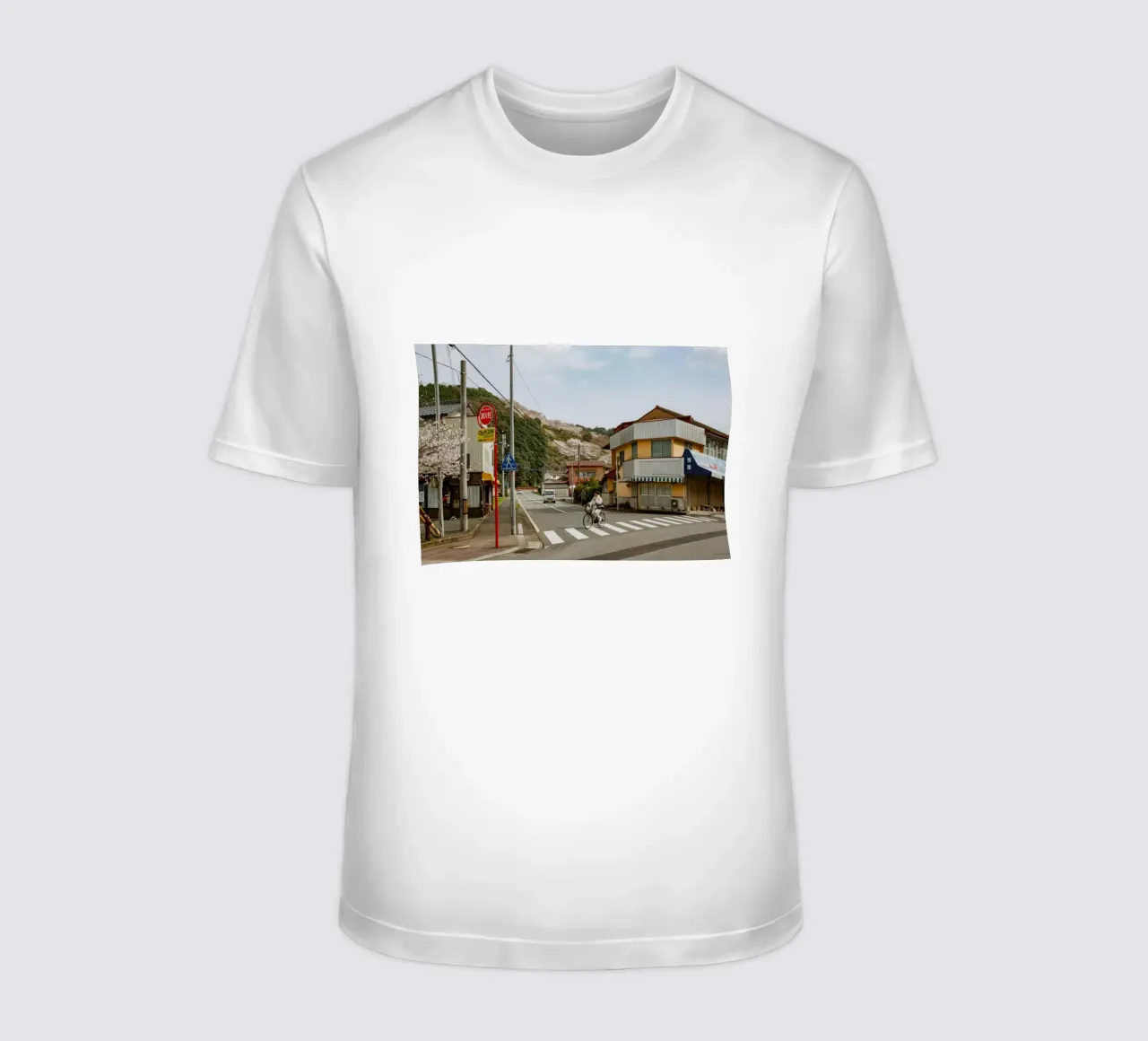 Scena di strada di una piccola città giapponese t-shirt da Marcel Bisig