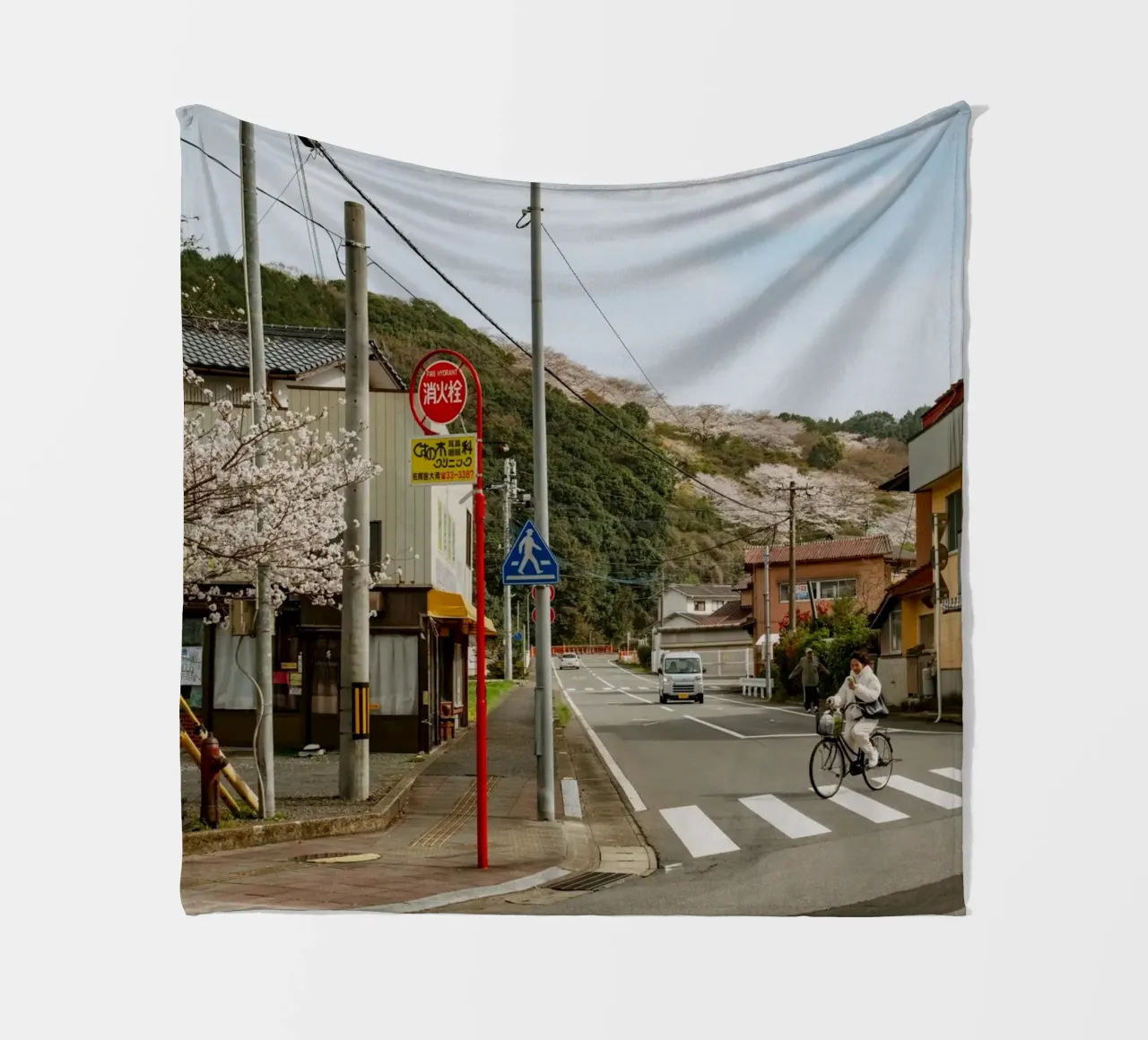 Scena di strada di una piccola città giapponese coperta in pile da Marcel Bisig