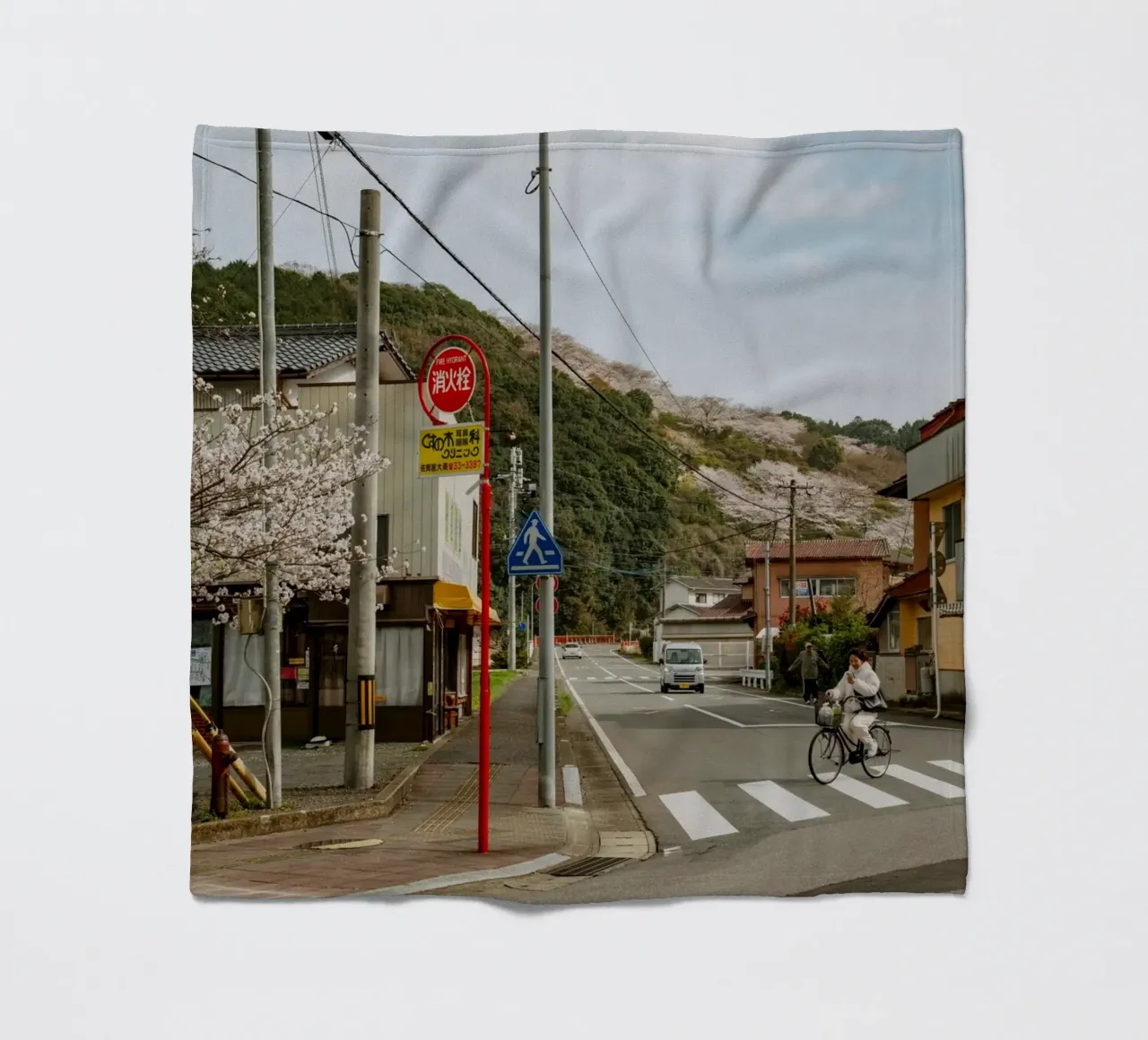 Scena di strada di una piccola città giapponese coperta in pile da Marcel Bisig