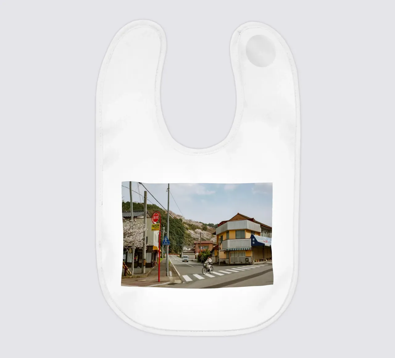 Scena di strada di una piccola città giapponese bavaglino da Marcel Bisig