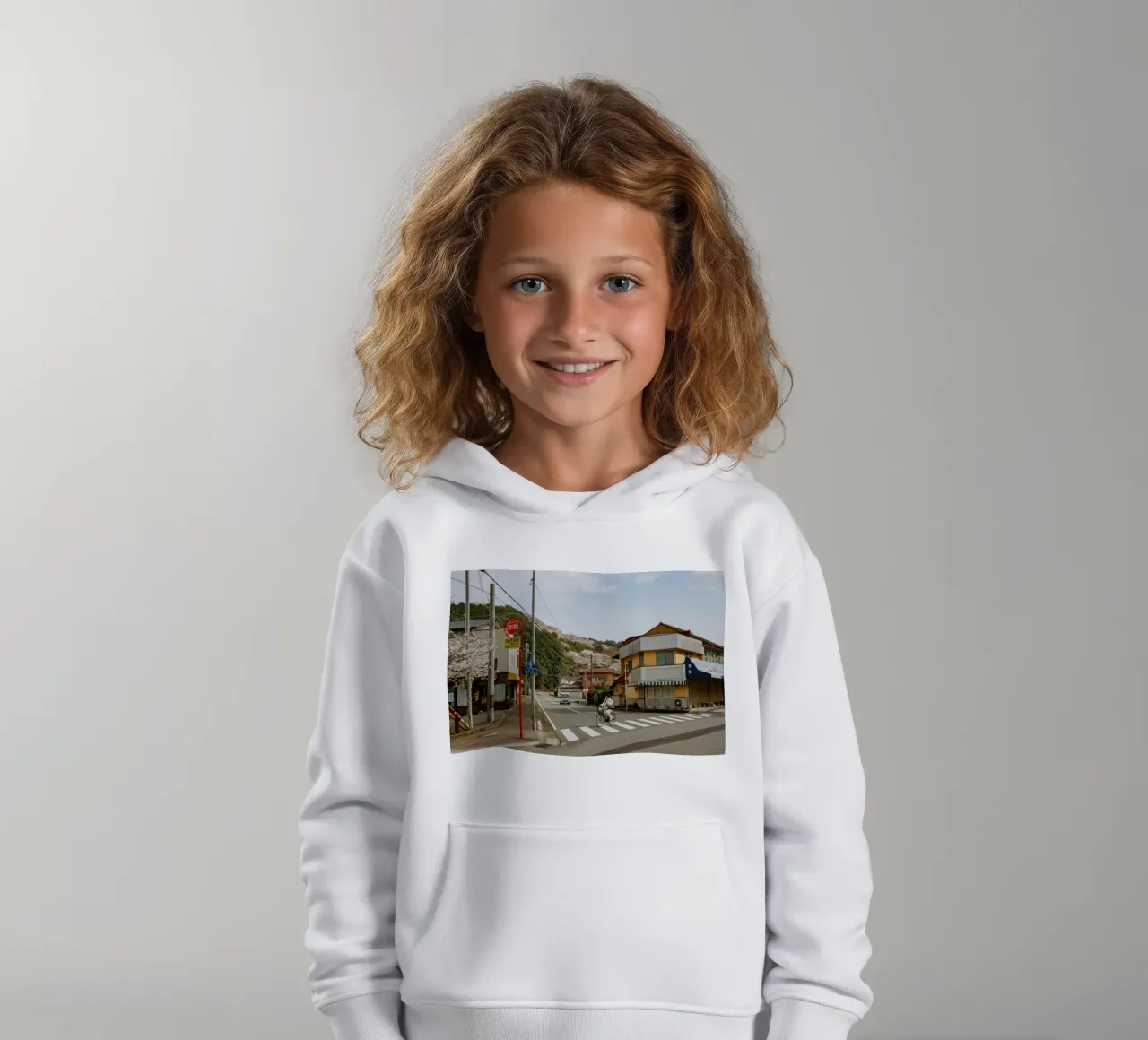 Scena di strada di una piccola città giapponese felpa bambino con cappuccio da Marcel Bisig