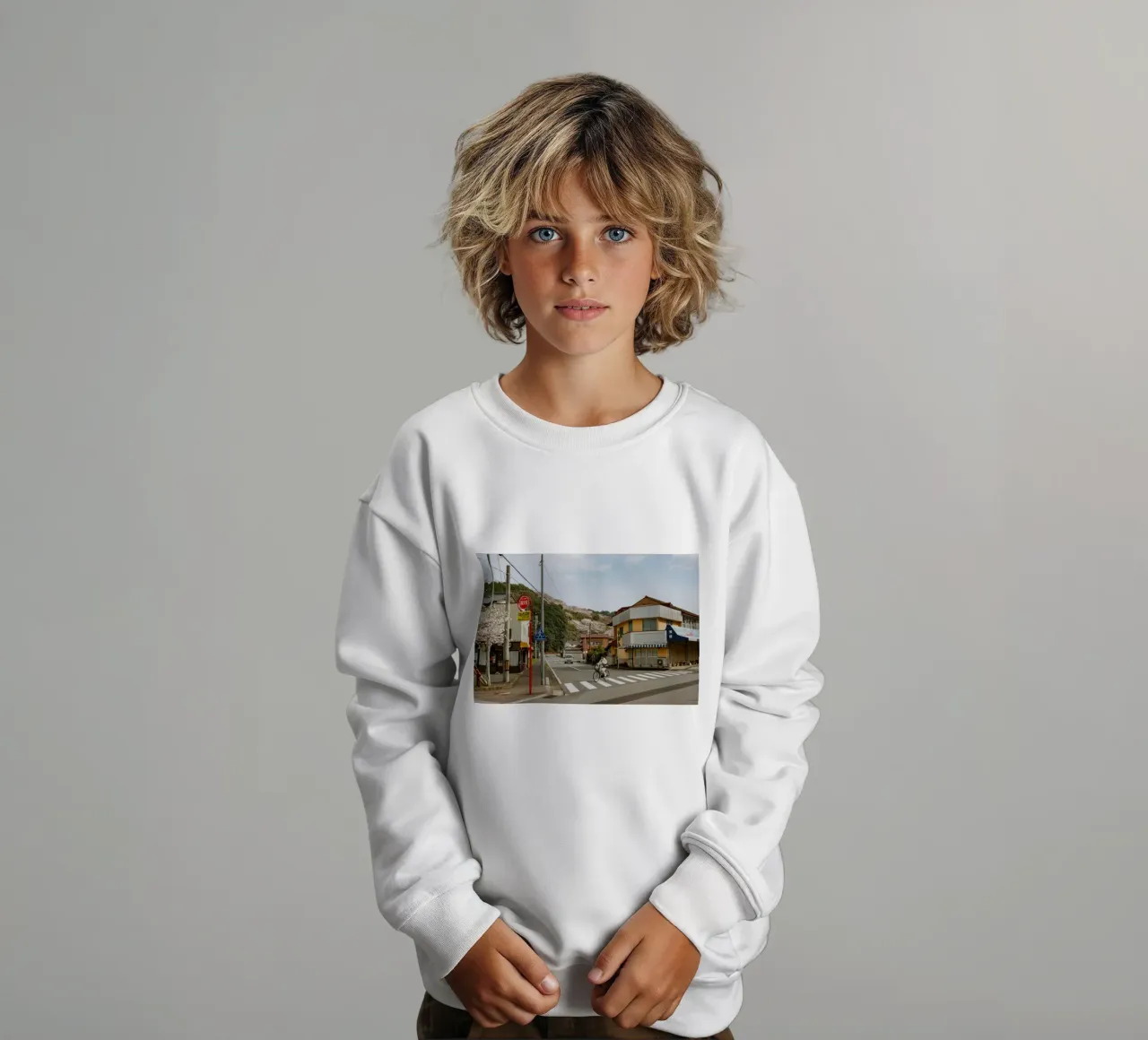 Scena di strada di una piccola città giapponese felpa bambino da Marcel Bisig