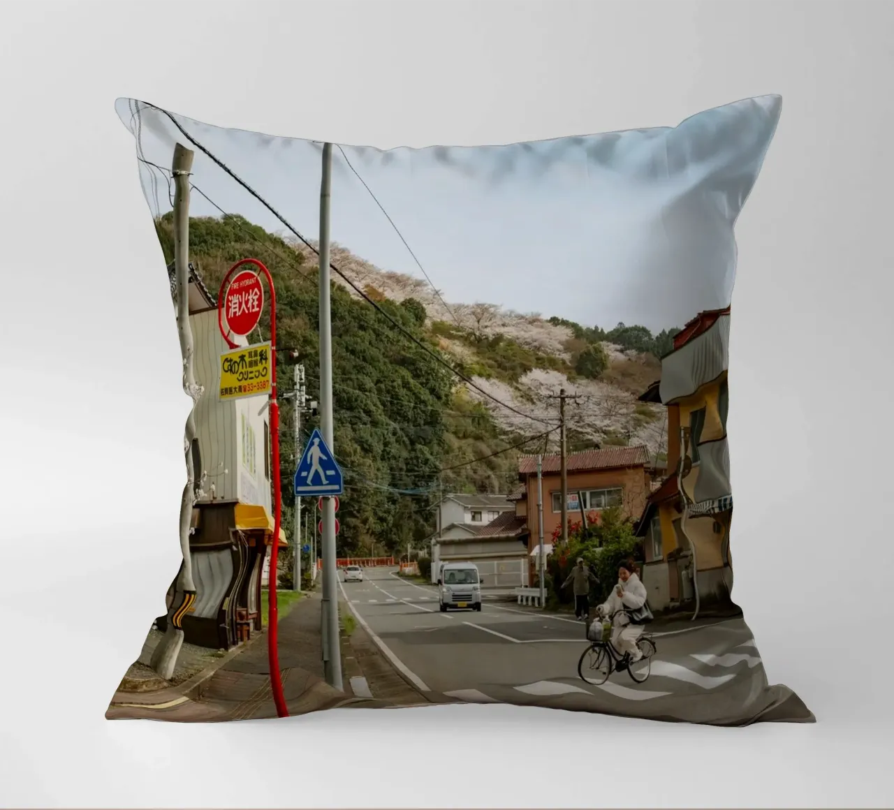 Scena di strada di una piccola città giapponese cuscino da Marcel Bisig