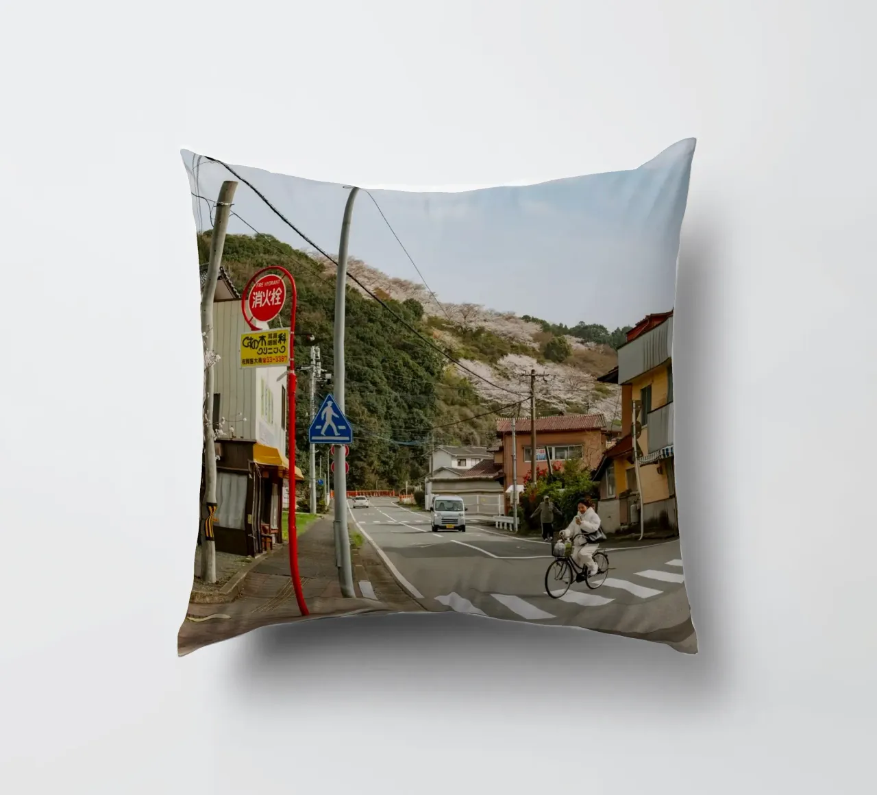 Scena di strada di una piccola città giapponese cuscino da Marcel Bisig
