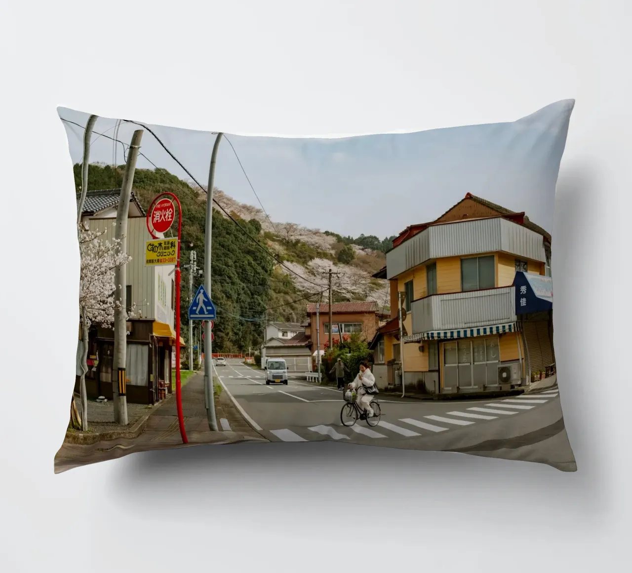 Scena di strada di una piccola città giapponese cuscino da Marcel Bisig