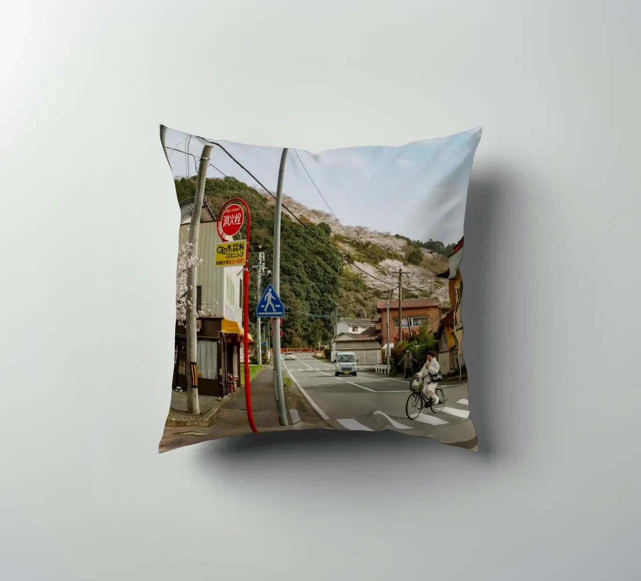 Scena di strada di una piccola città giapponese cuscino da Marcel Bisig