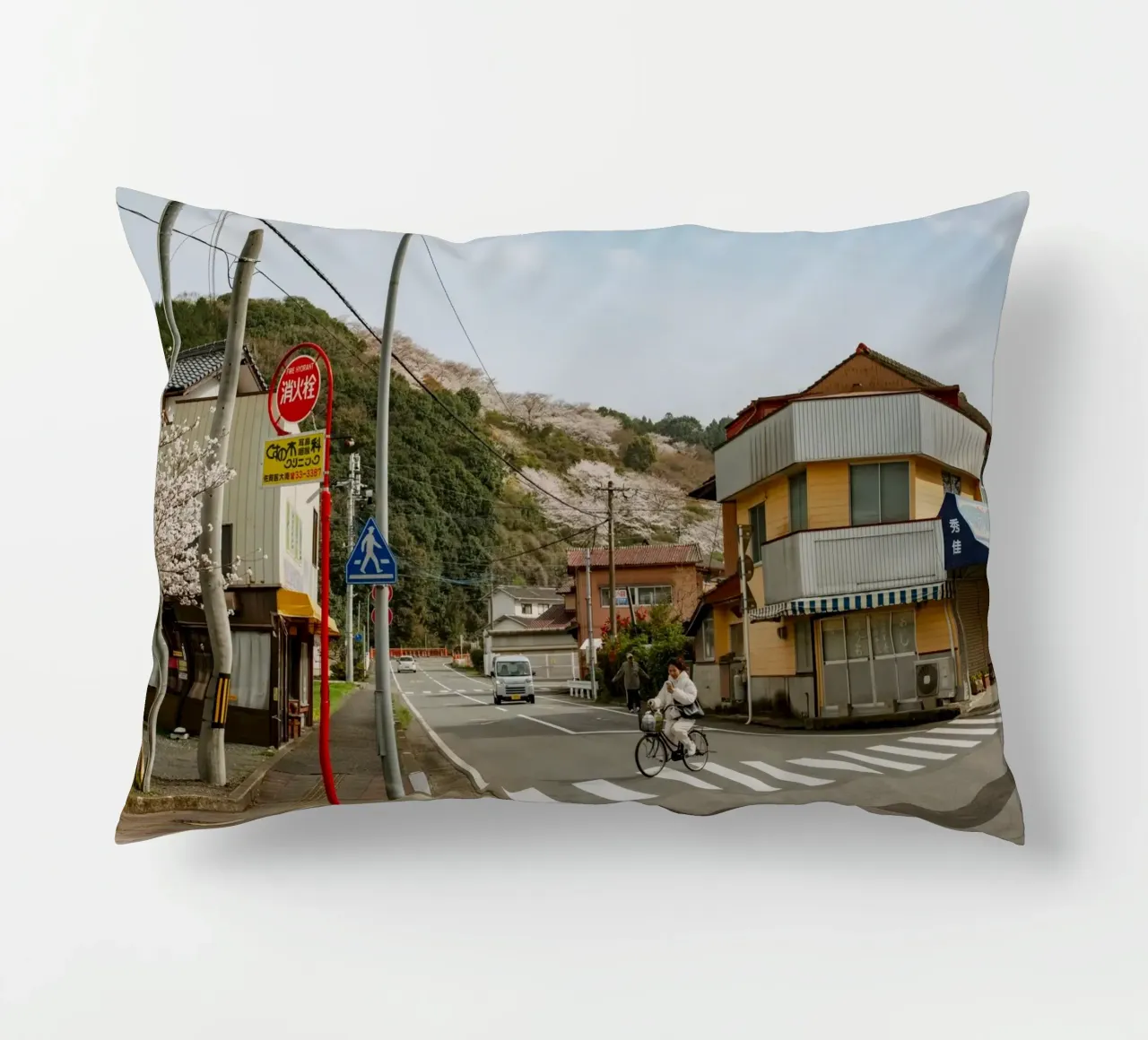 Scena di strada di una piccola città giapponese cuscino da Marcel Bisig