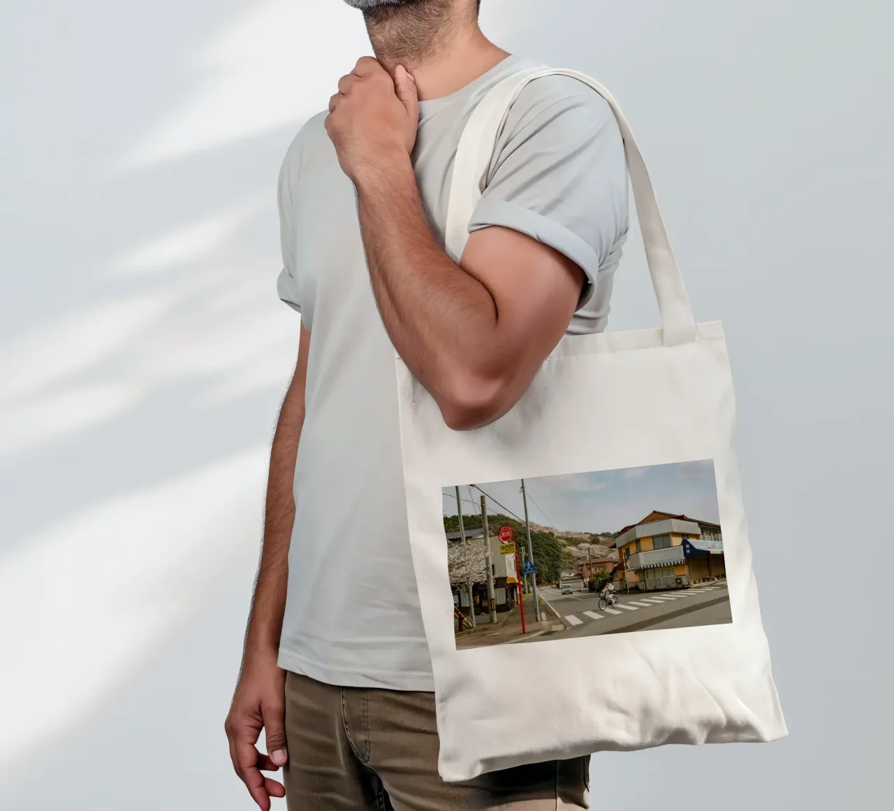 Scena di strada di una piccola città giapponese borsa in juta da Marcel Bisig