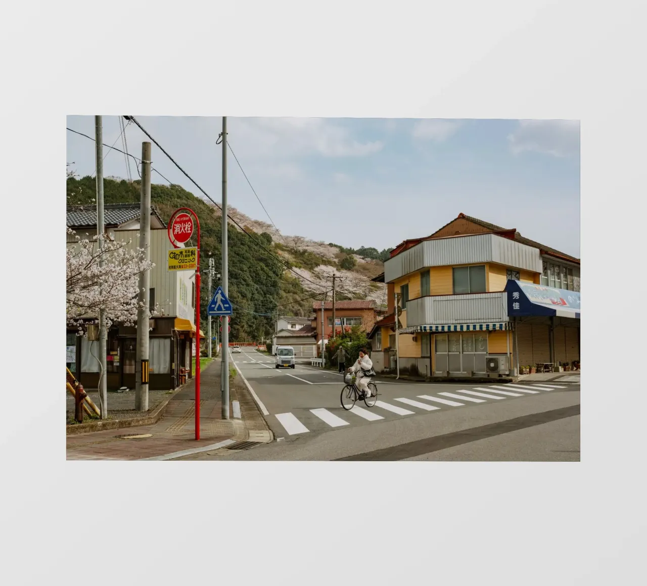 Scena di strada di una piccola città giapponese pellicola backlit da Marcel Bisig