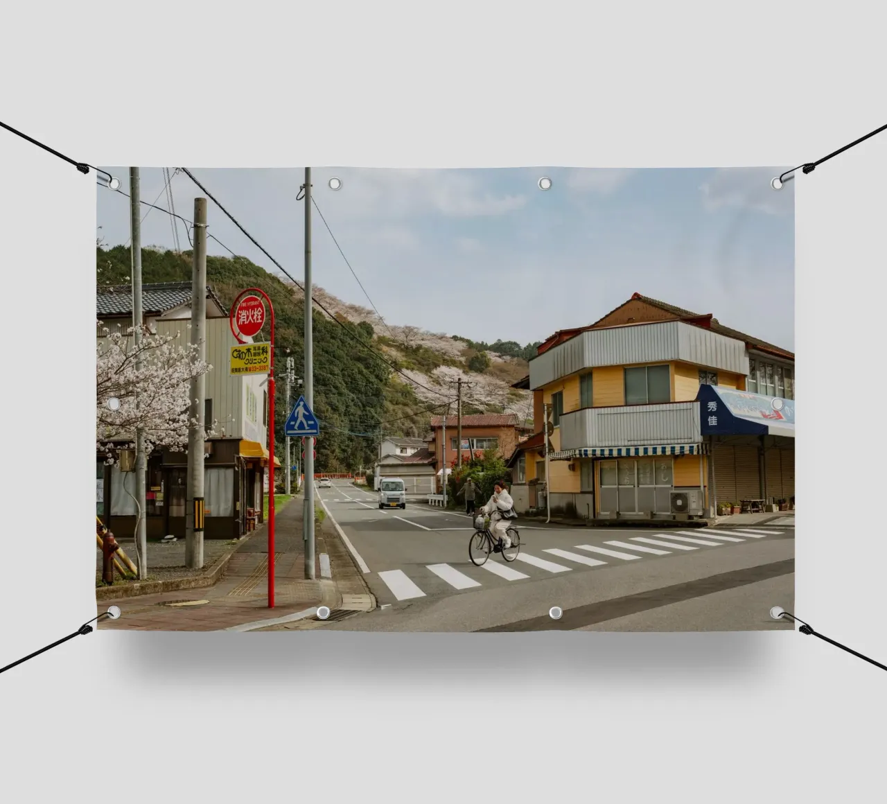 Scena di strada di una piccola città giapponese telo in pvc da Marcel Bisig