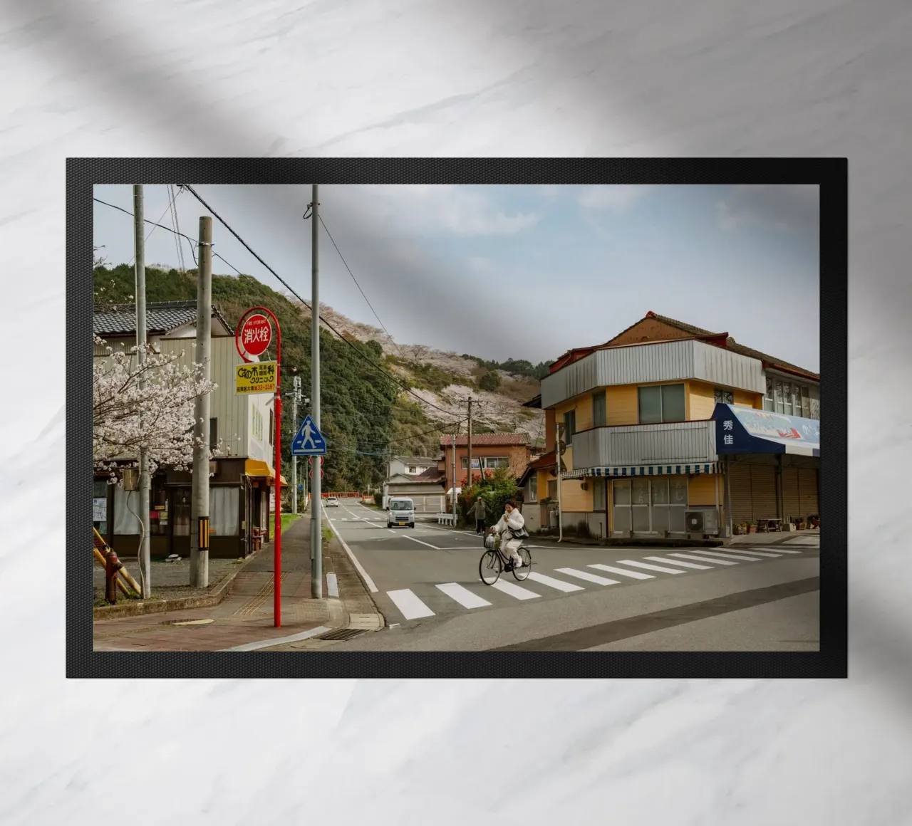Scena di strada di una piccola città giapponese zerbino da Marcel Bisig