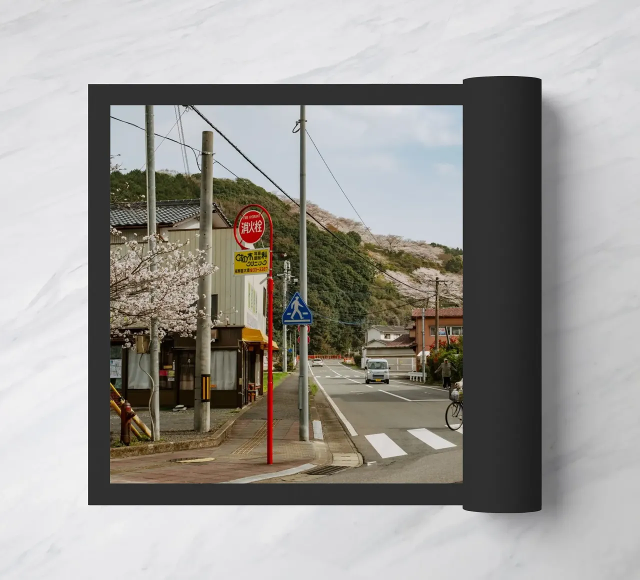 Scena di strada di una piccola città giapponese zerbino da Marcel Bisig