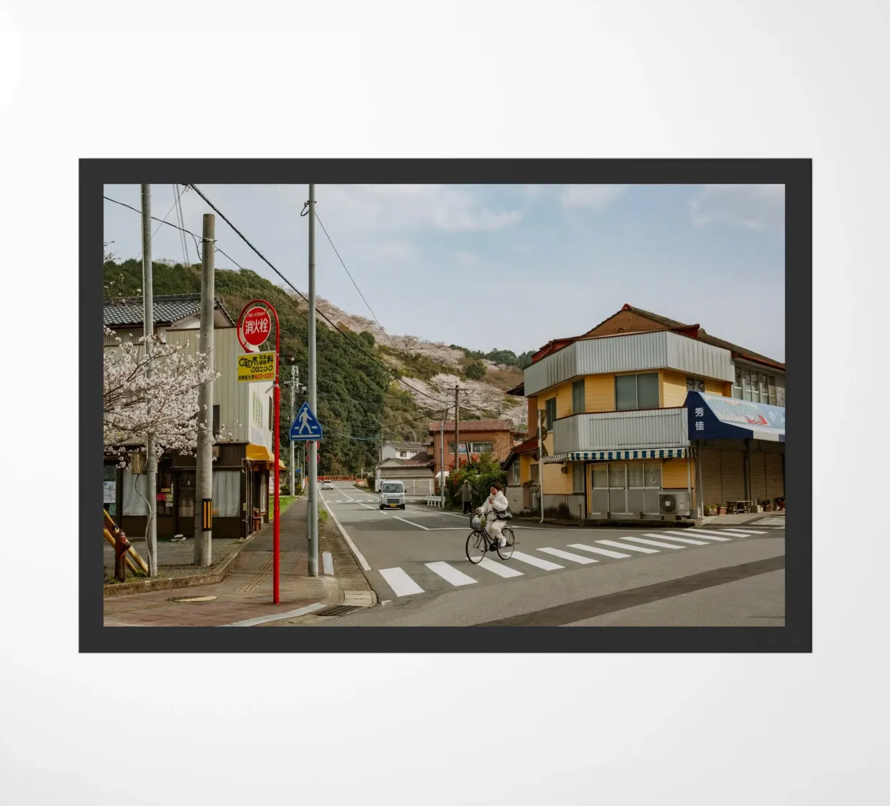 Scena di strada di una piccola città giapponese zerbino da Marcel Bisig