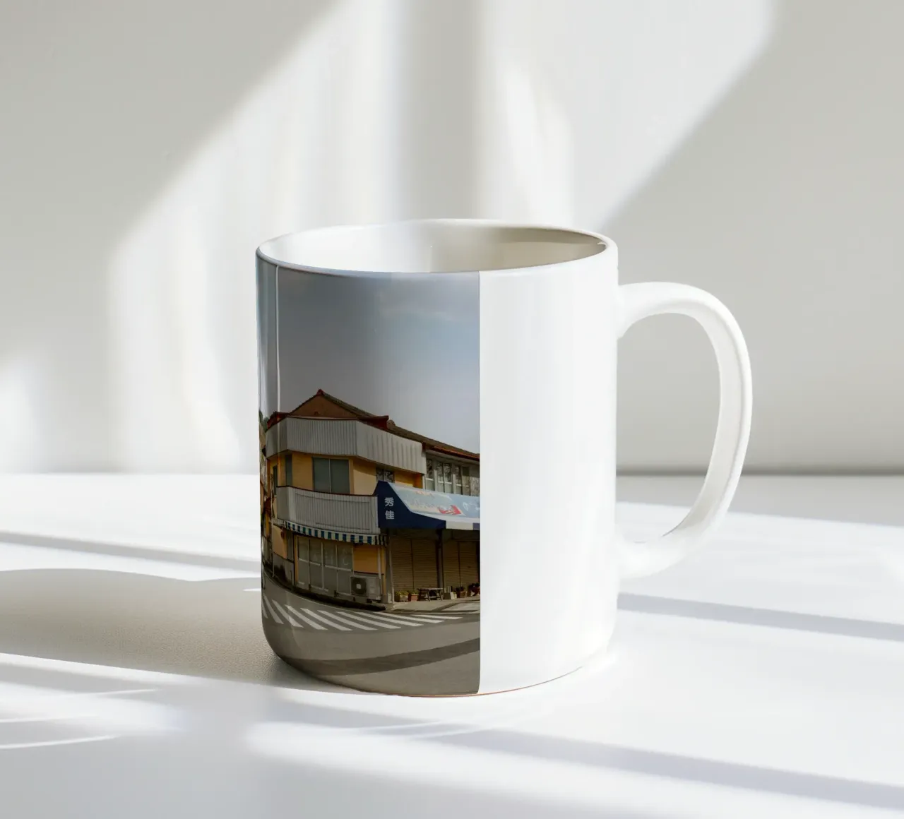 Scena di strada di una piccola città giapponese tazza in ceramica da Marcel Bisig