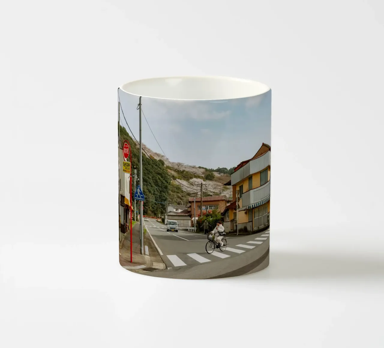 Scena di strada di una piccola città giapponese tazza in ceramica da Marcel Bisig