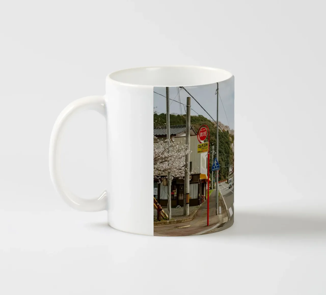 Scena di strada di una piccola città giapponese tazza in ceramica da Marcel Bisig