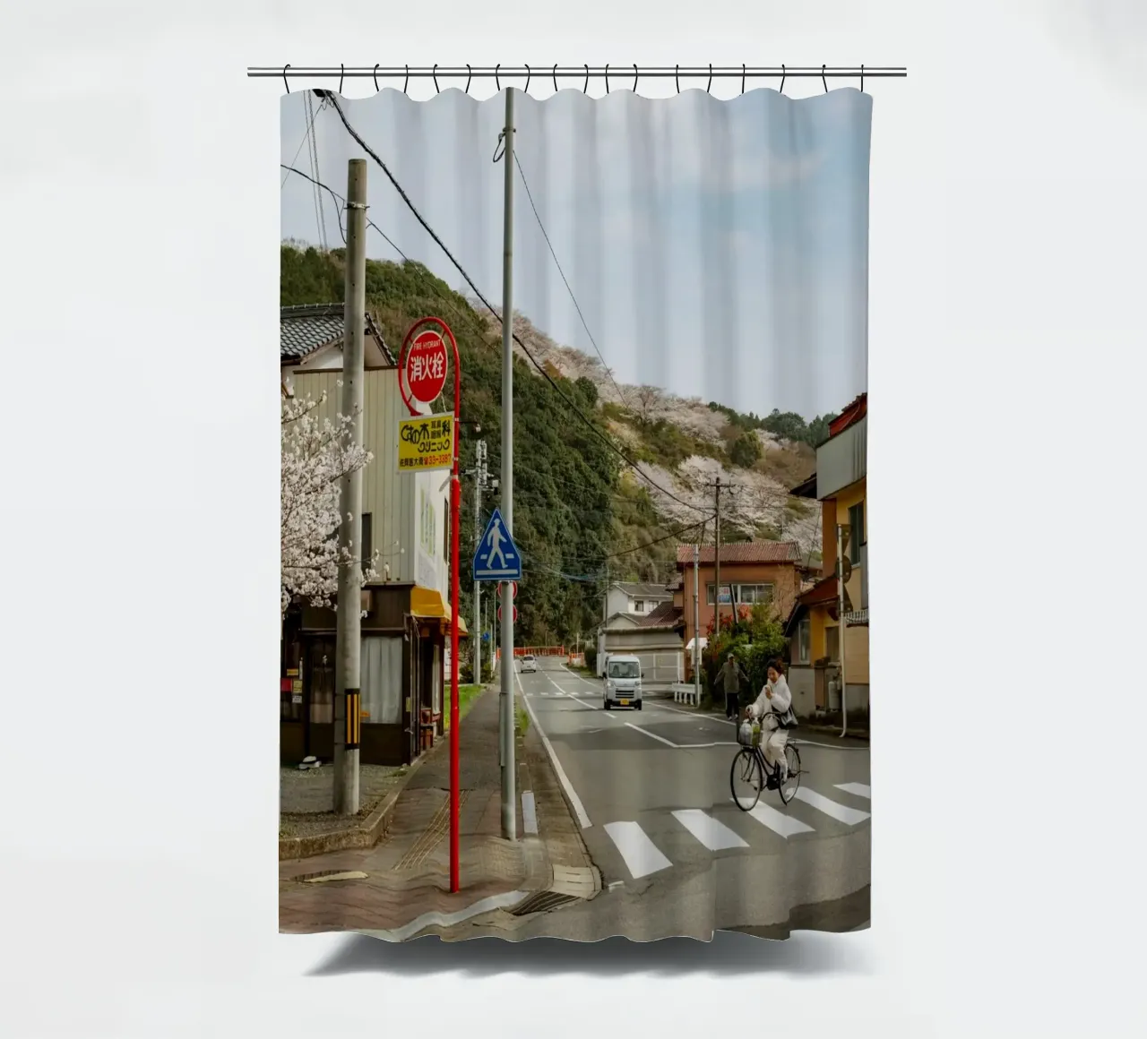 Scena di strada di una piccola città giapponese tenda da doccia da Marcel Bisig