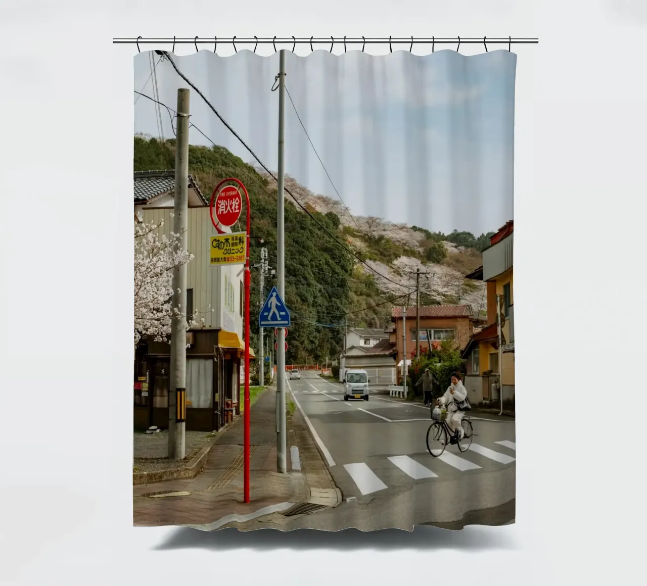 Scena di strada di una piccola città giapponese tenda da doccia da Marcel Bisig