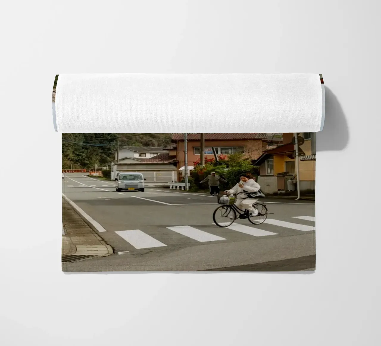 Scena di strada di una piccola città giapponese telo mare da Marcel Bisig