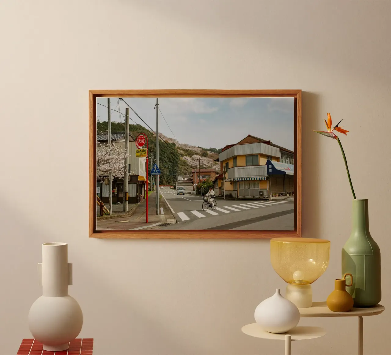 Scena di strada di una piccola città giapponese tela con Cornice a cassetta da Marcel Bisig