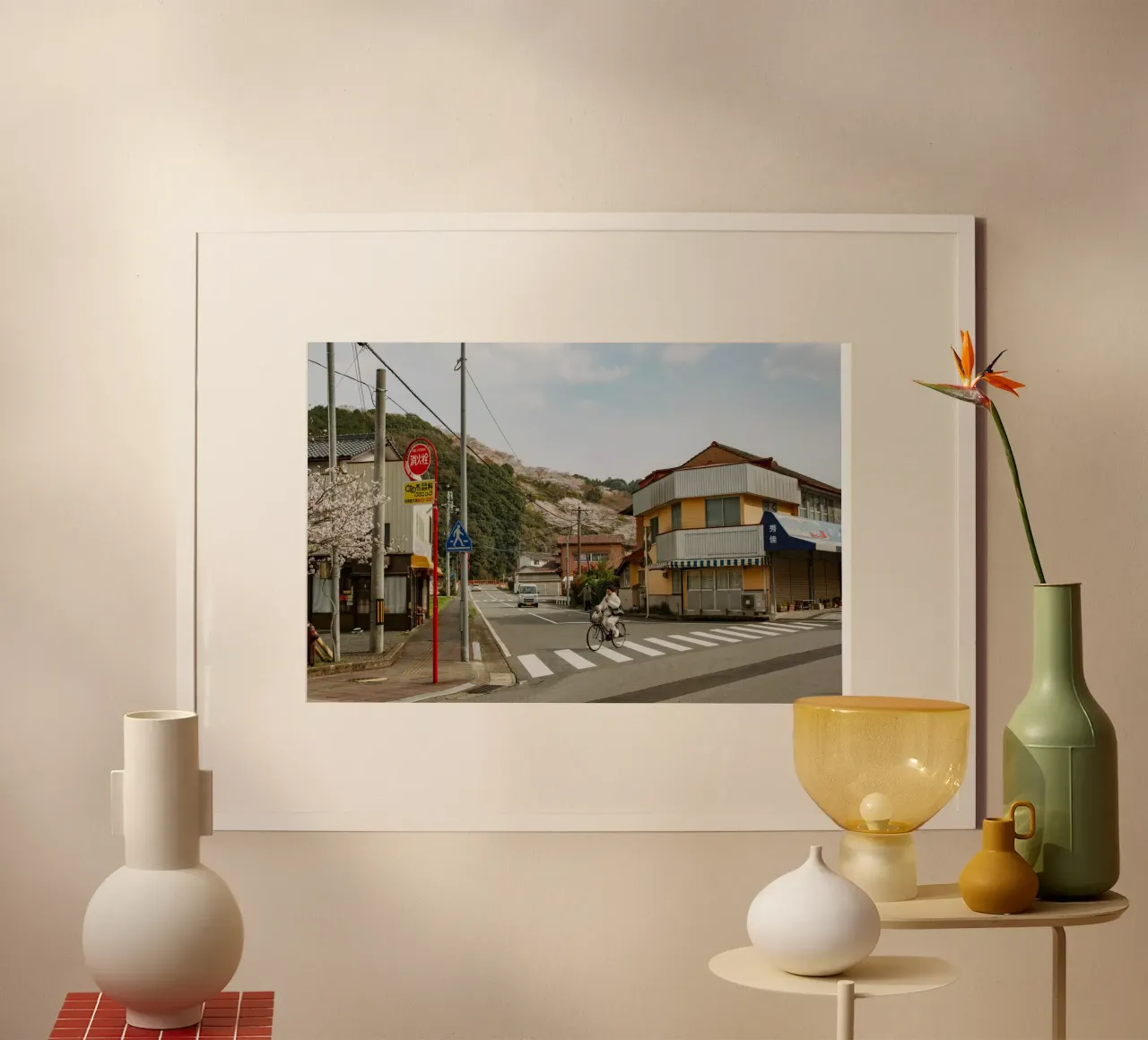 Scena di strada di una piccola città giapponese poster con telaio in legno da Marcel Bisig