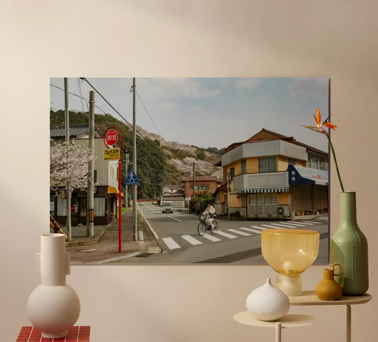 Scena di strada di una piccola città giapponese poster con telaio in legno da Marcel Bisig