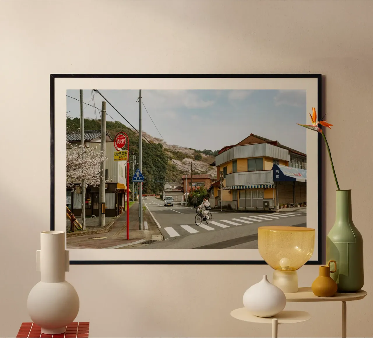 Scena di strada di una piccola città giapponese poster con telaio in legno da Marcel Bisig