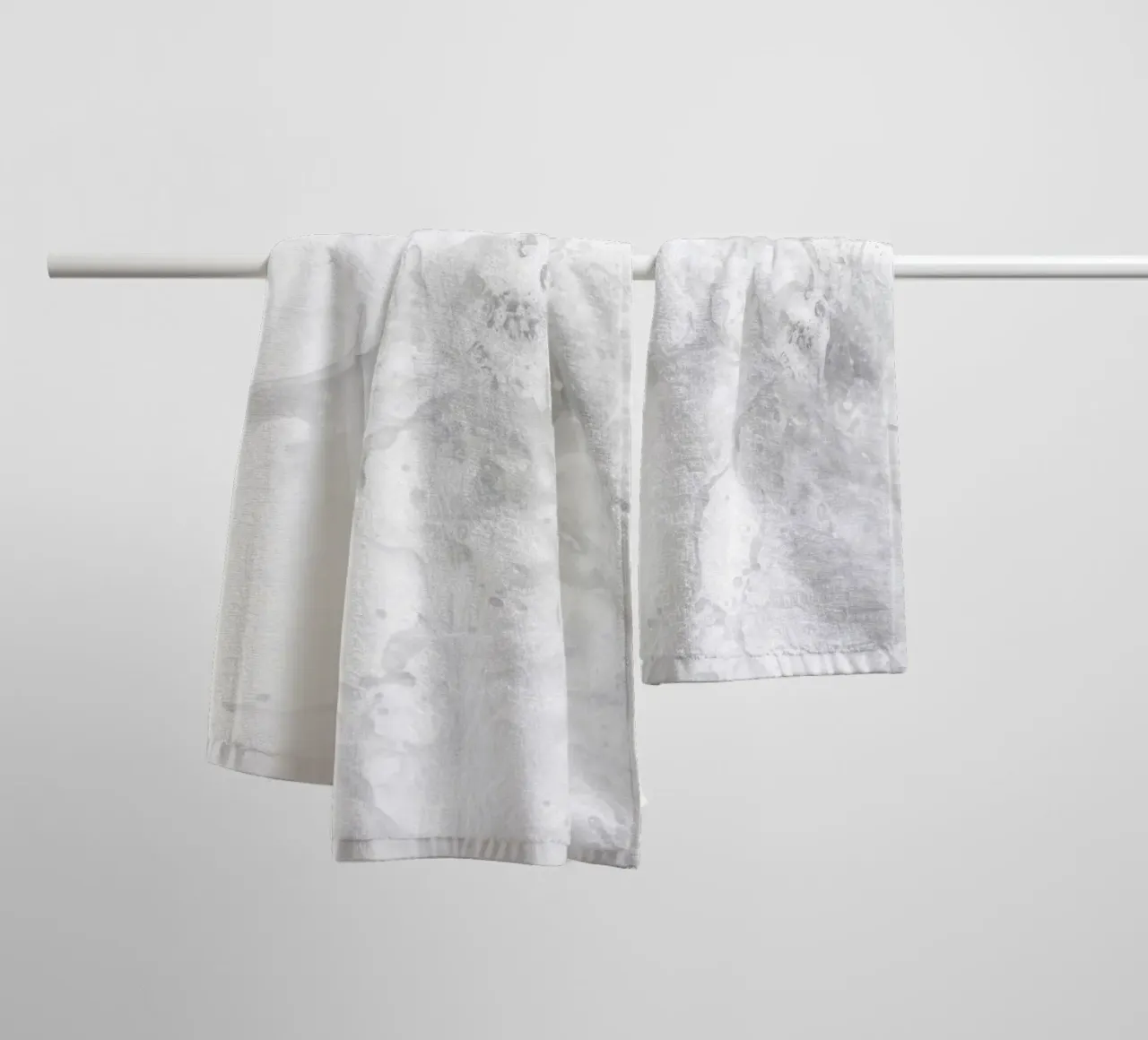 Random Chain I towel by Tal Paz-Fridman