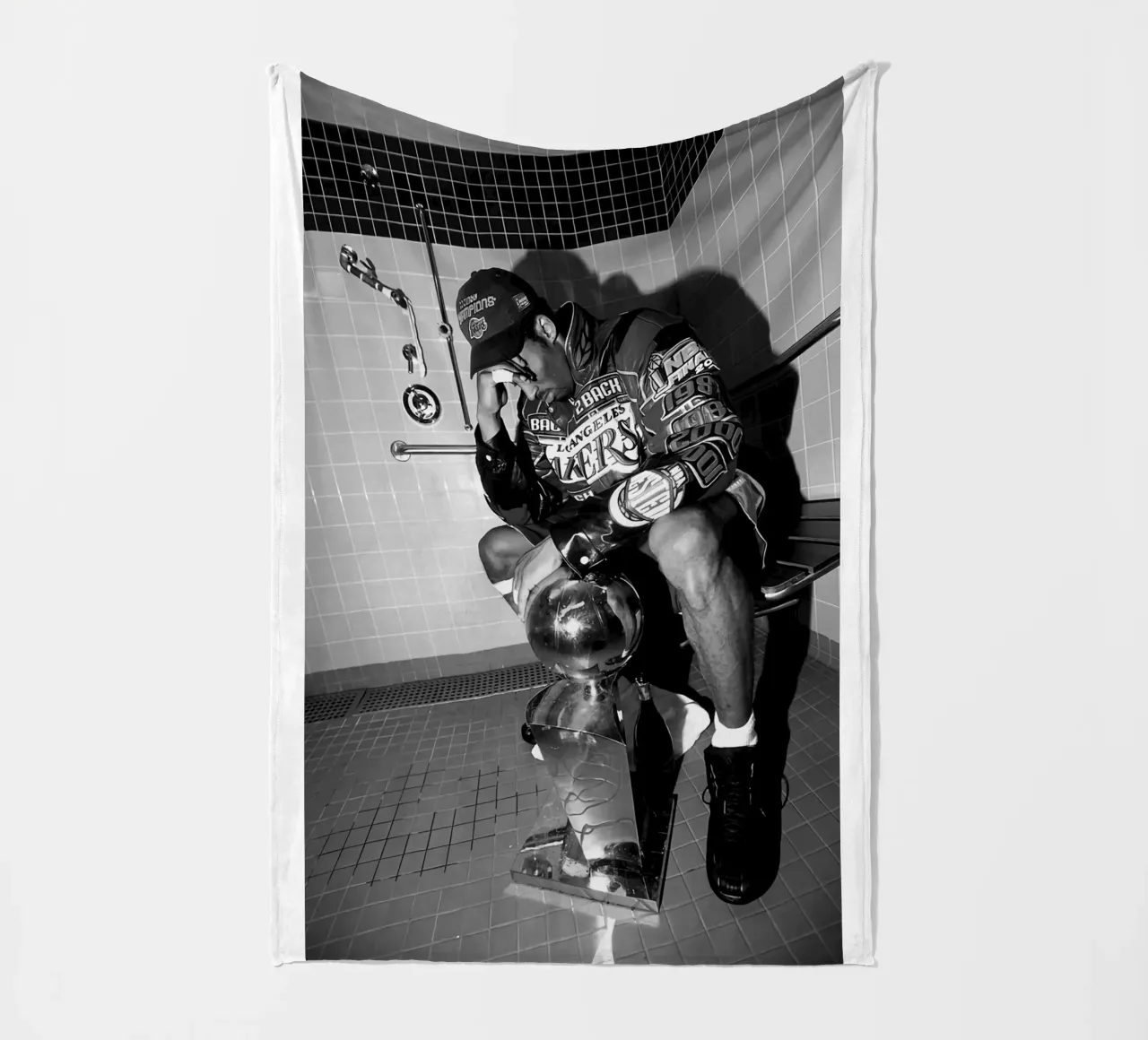 Momenti iconici di Kobe Bryant Bw coperta in pile da FAKE ARTWORK STORE