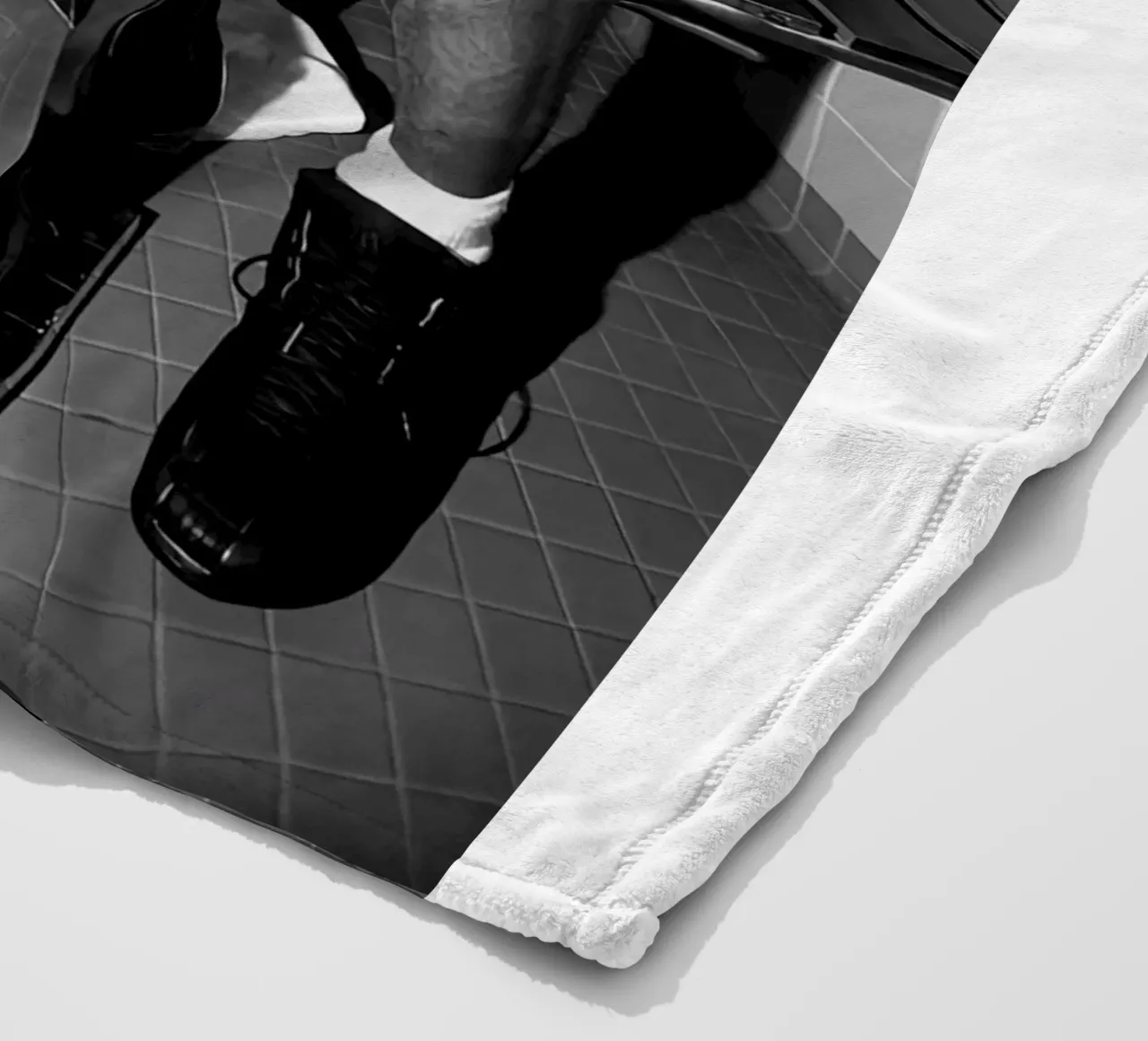 Momenti iconici di Kobe Bryant Bw coperta in pile da FAKE ARTWORK STORE