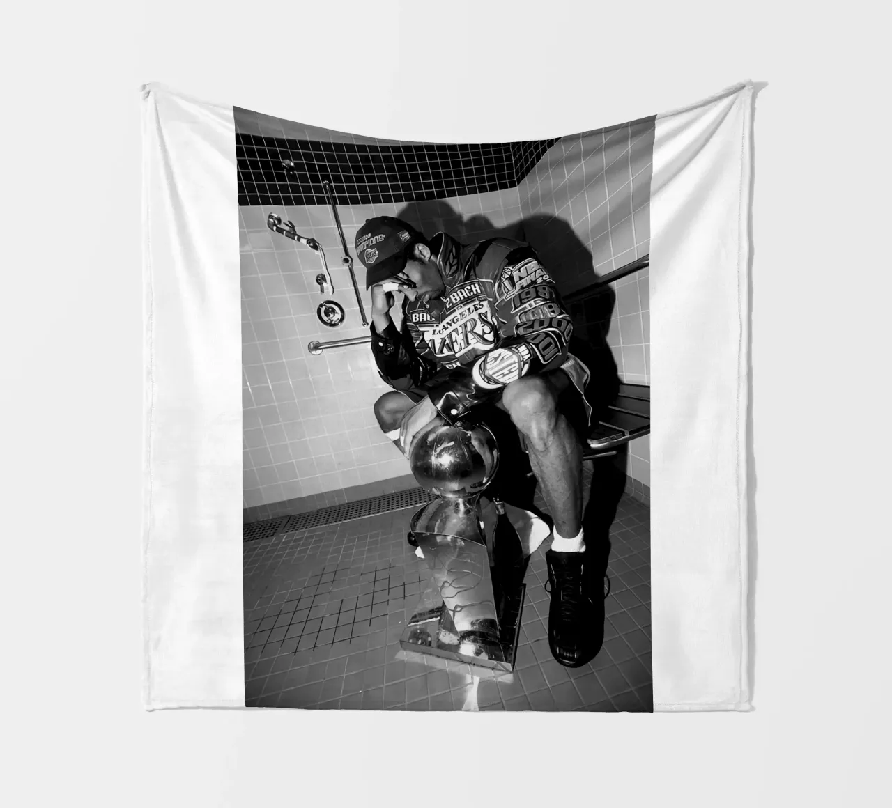 Momenti iconici di Kobe Bryant Bw coperta in pile da FAKE ARTWORK STORE