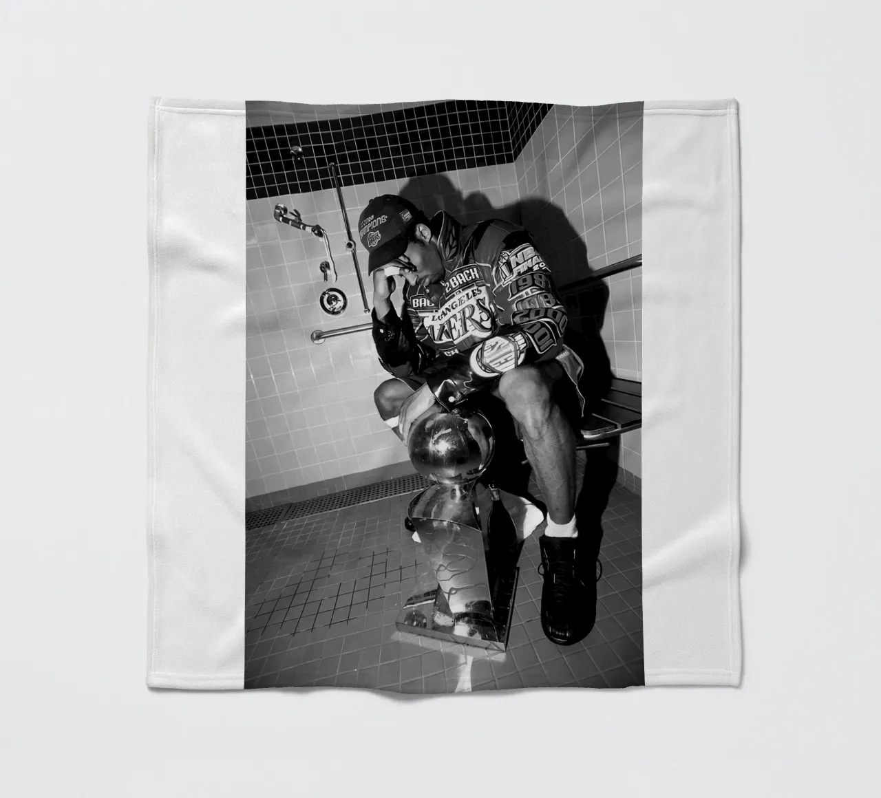 Momenti iconici di Kobe Bryant Bw coperta in pile da FAKE ARTWORK STORE
