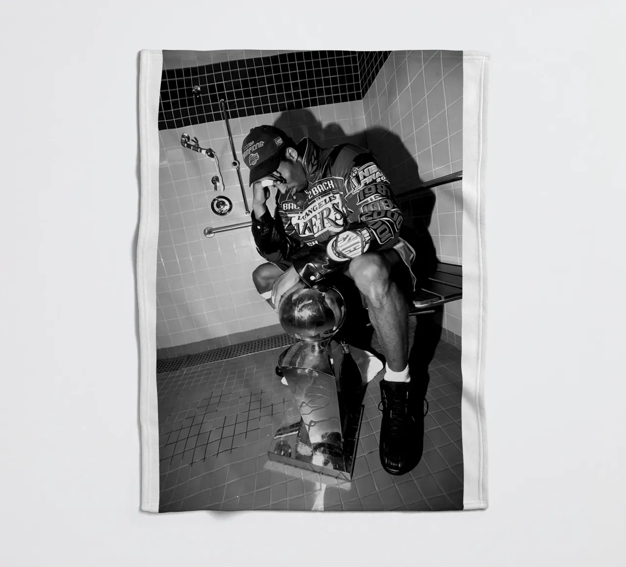 Momenti iconici di Kobe Bryant Bw coperta in pile da FAKE ARTWORK STORE