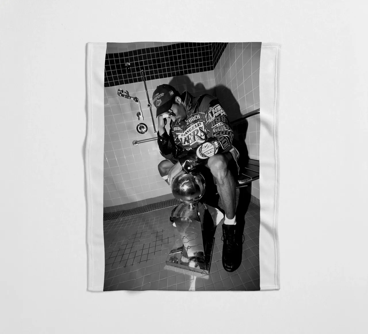 Momenti iconici di Kobe Bryant Bw coperta in pile da FAKE ARTWORK STORE