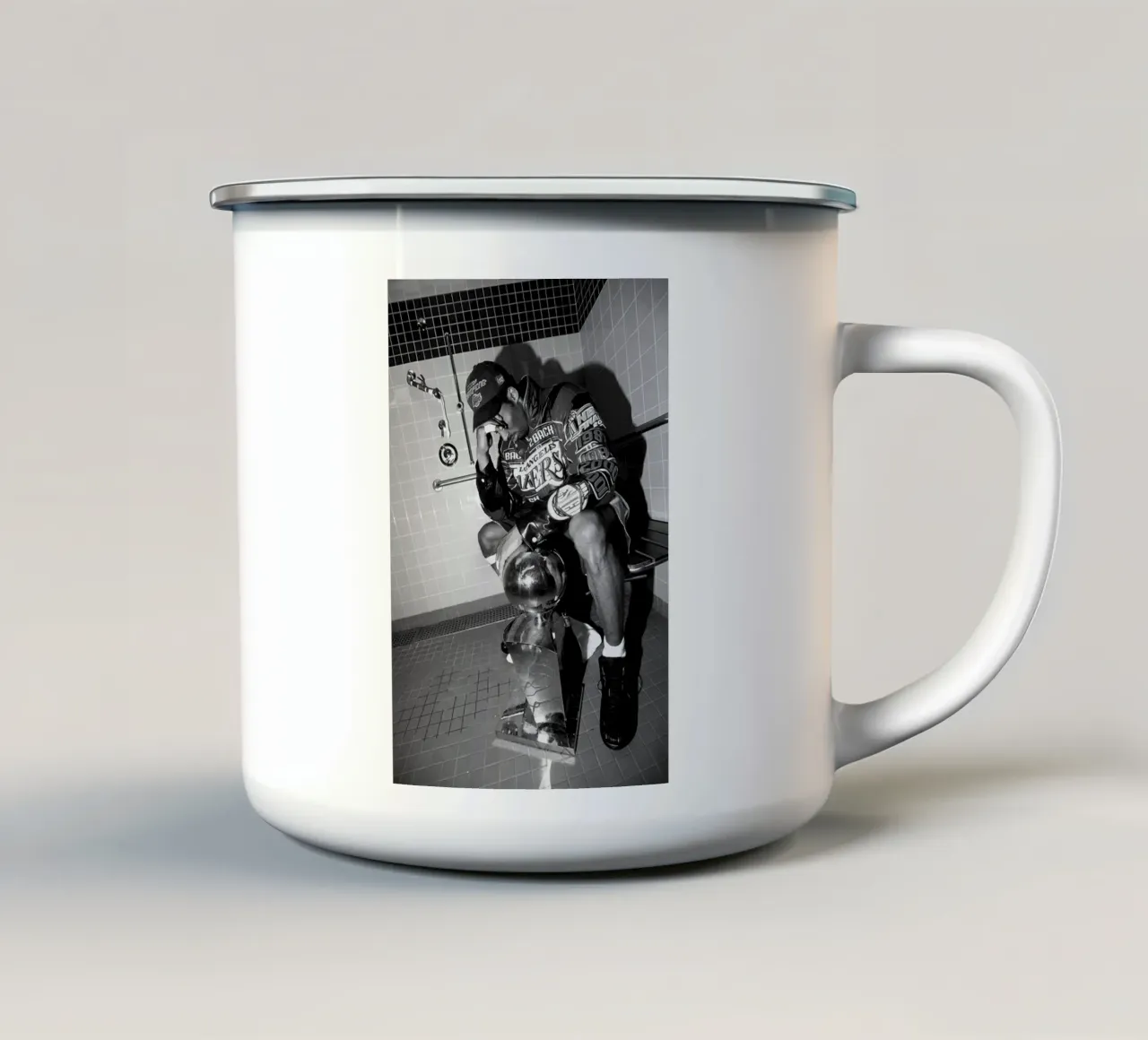 Momenti iconici di Kobe Bryant Bw tazza in smalto da FAKE ARTWORK STORE