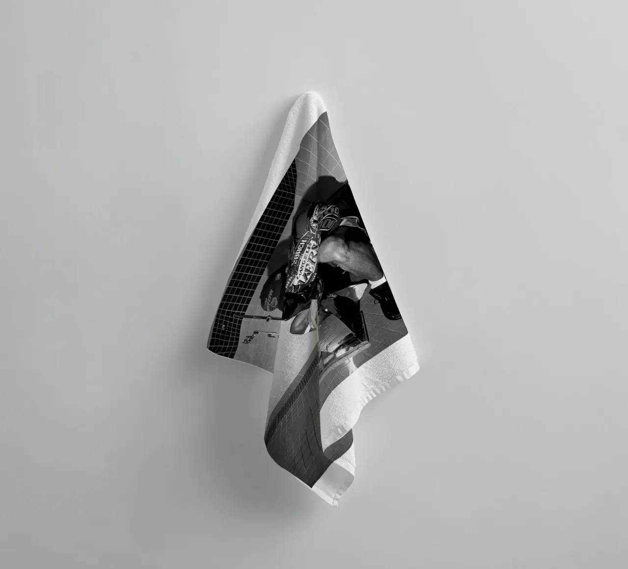 Momenti iconici di Kobe Bryant Bw asciugamano da bagno da FAKE ARTWORK STORE