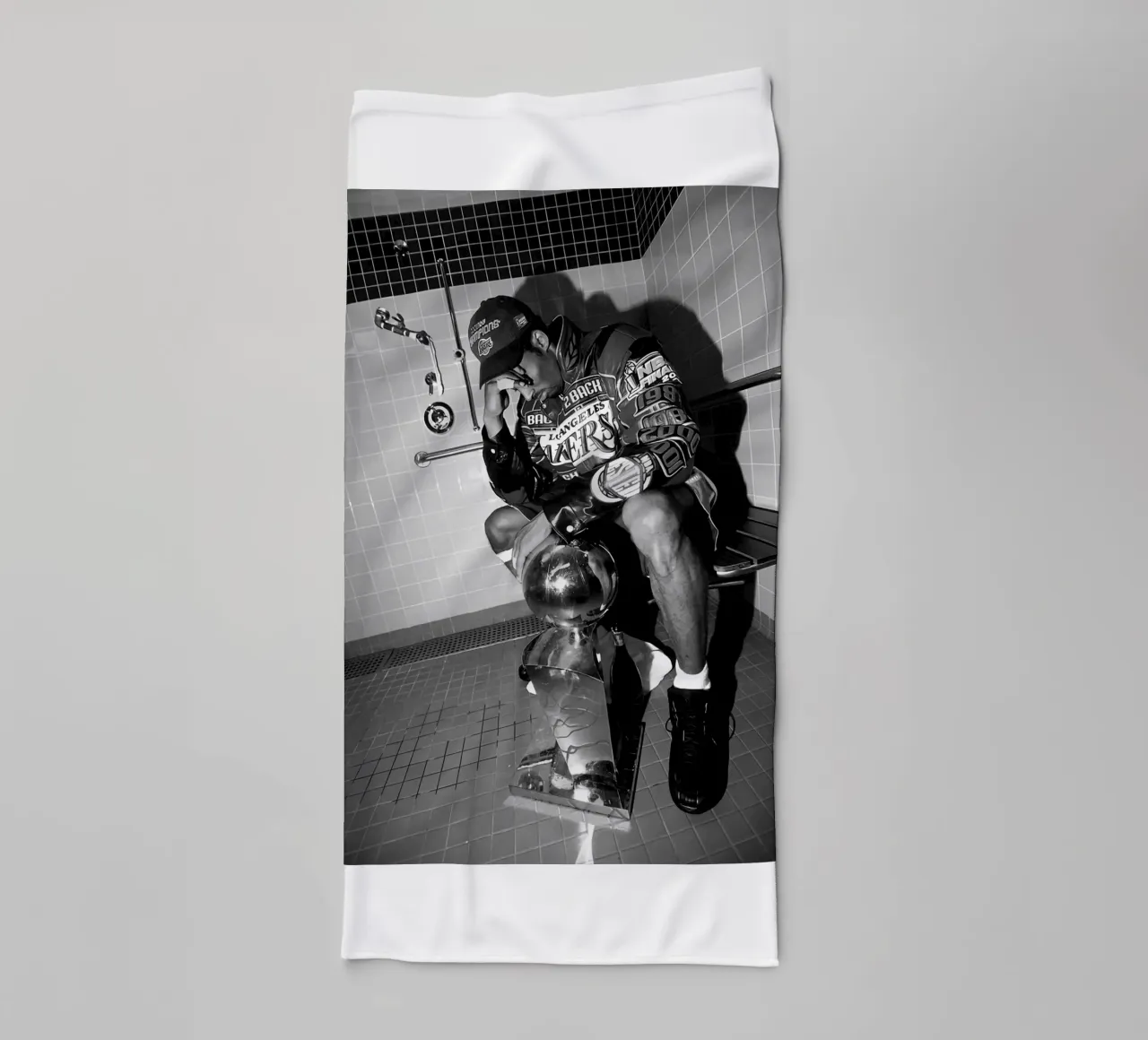 Momenti iconici di Kobe Bryant Bw asciugamano da bagno da FAKE ARTWORK STORE