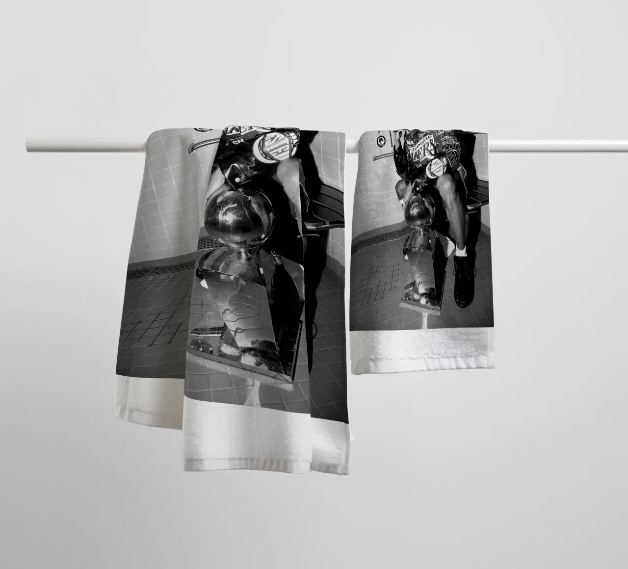 Momenti iconici di Kobe Bryant Bw asciugamano da bagno da FAKE ARTWORK STORE