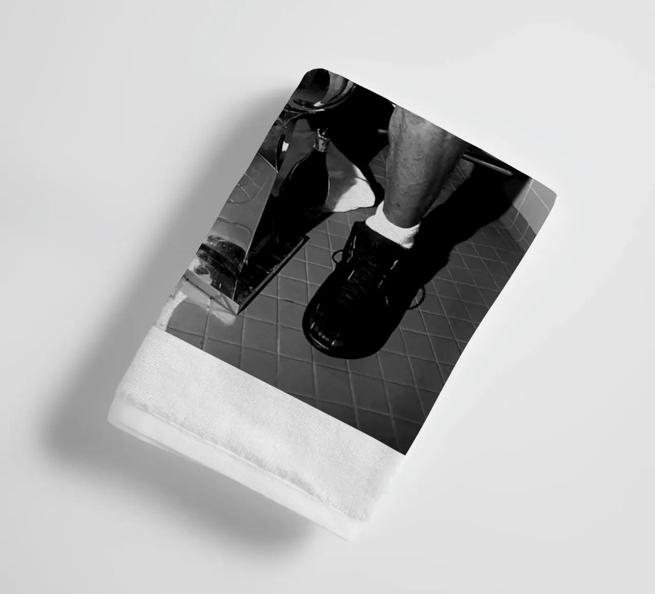 Momenti iconici di Kobe Bryant Bw asciugamano da bagno da FAKE ARTWORK STORE