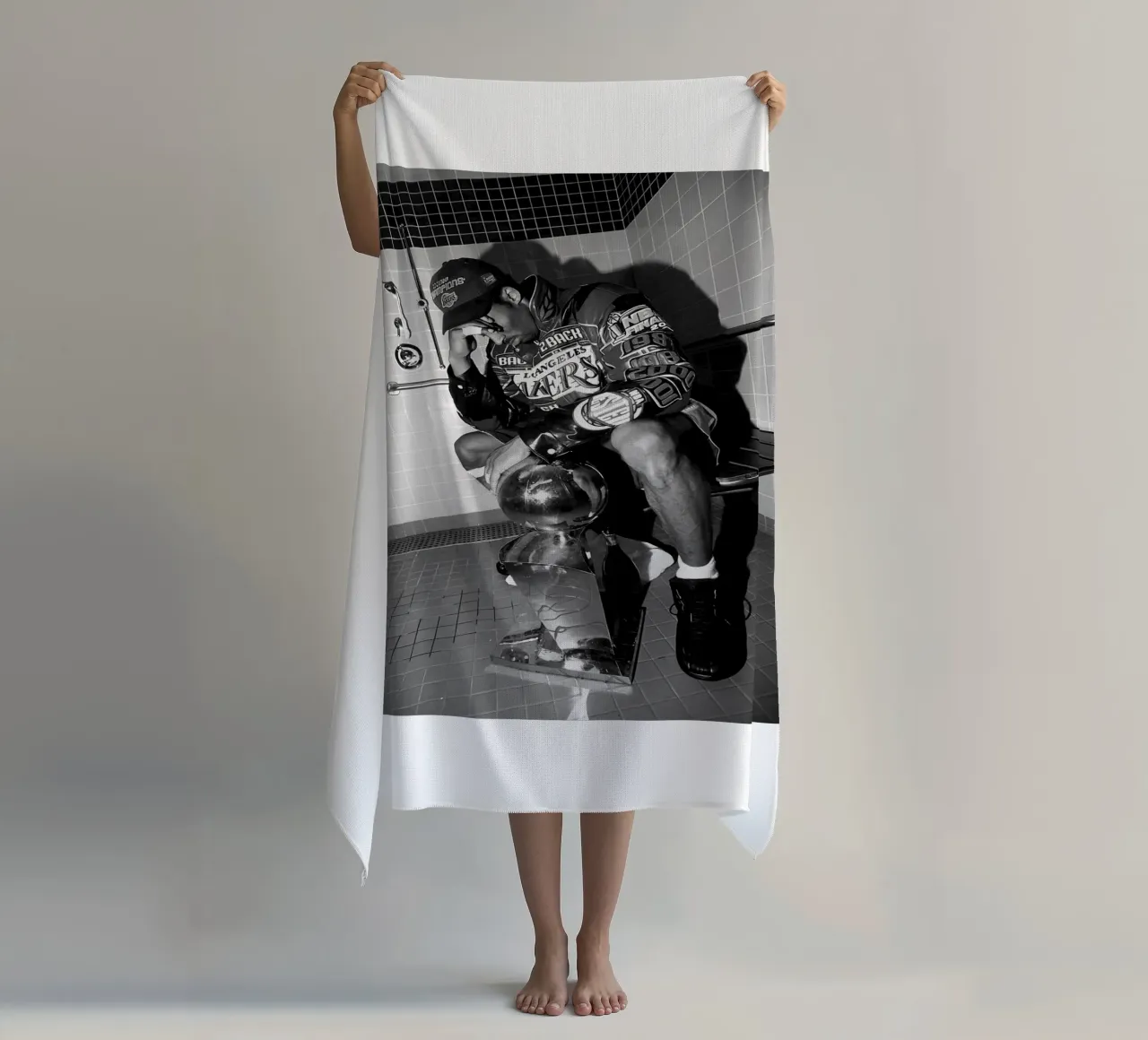 Momenti iconici di Kobe Bryant Bw telo mare da FAKE ARTWORK STORE