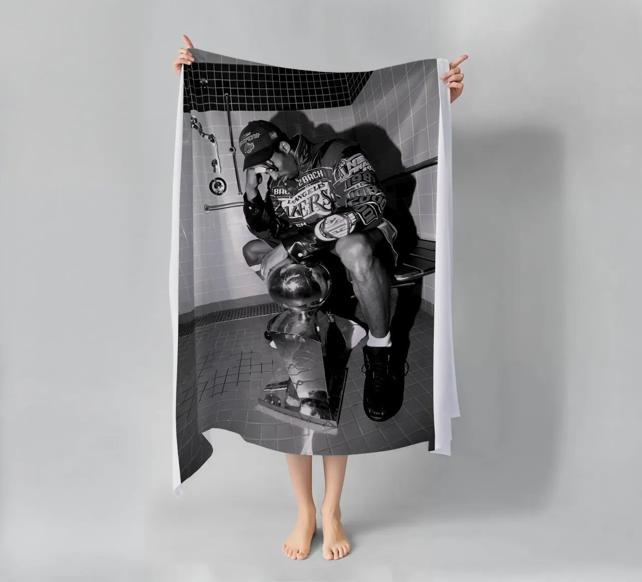 Momenti iconici di Kobe Bryant Bw telo mare da FAKE ARTWORK STORE