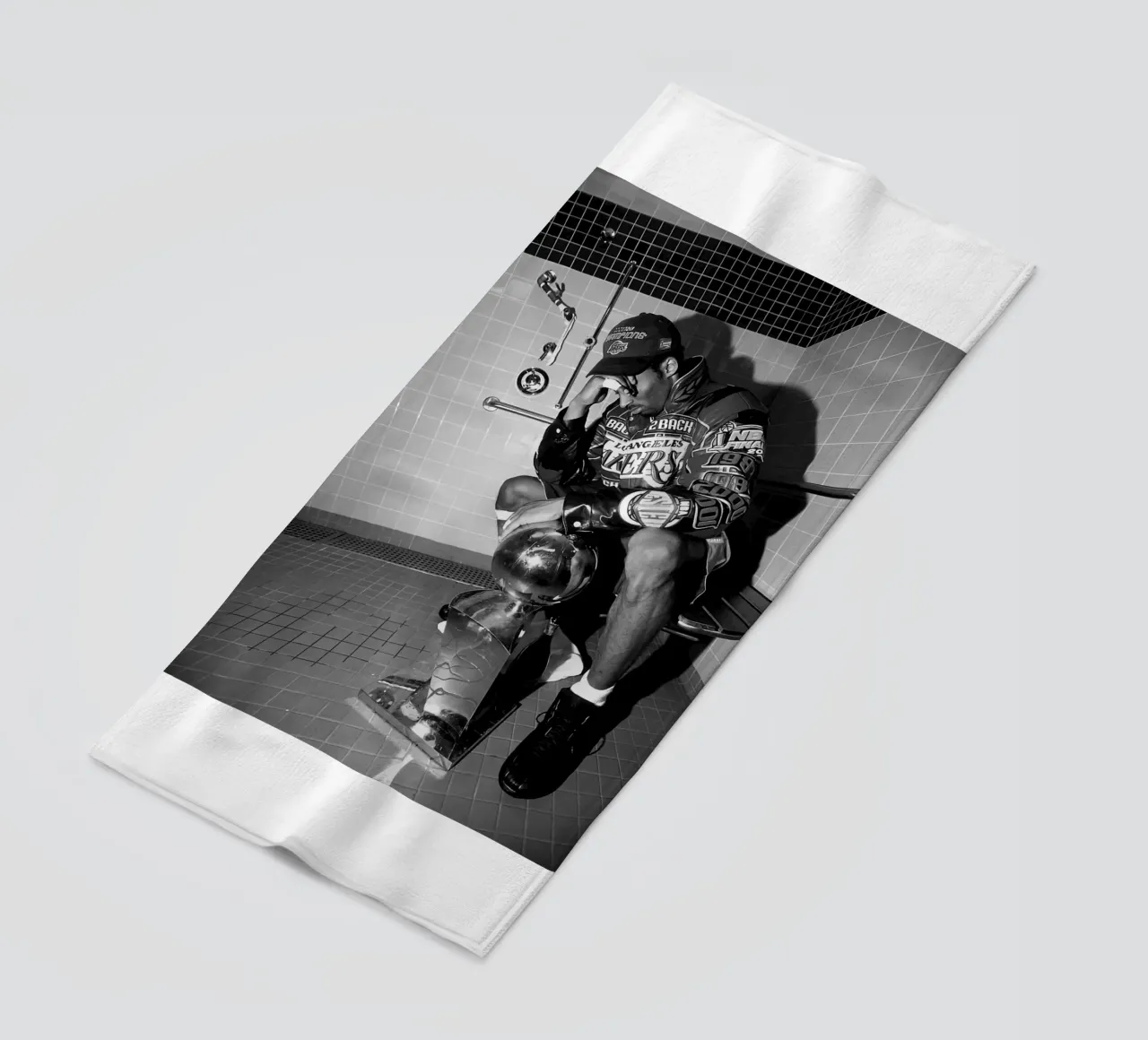 Momenti iconici di Kobe Bryant Bw telo mare da FAKE ARTWORK STORE