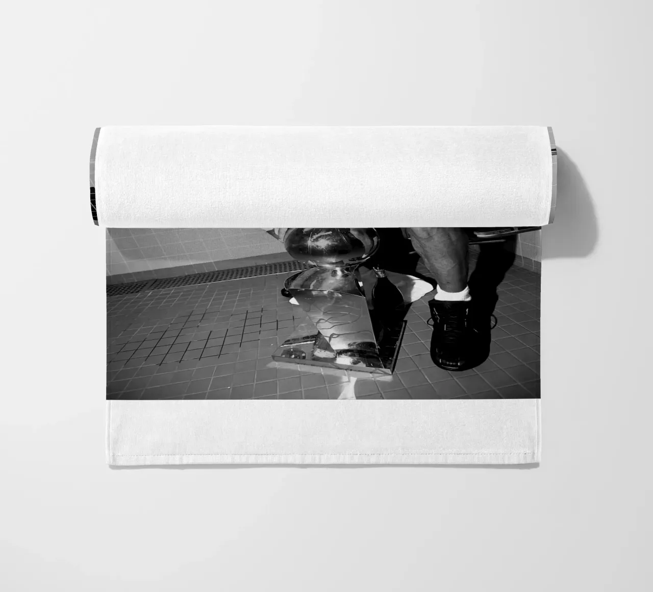 Momenti iconici di Kobe Bryant Bw telo mare da FAKE ARTWORK STORE
