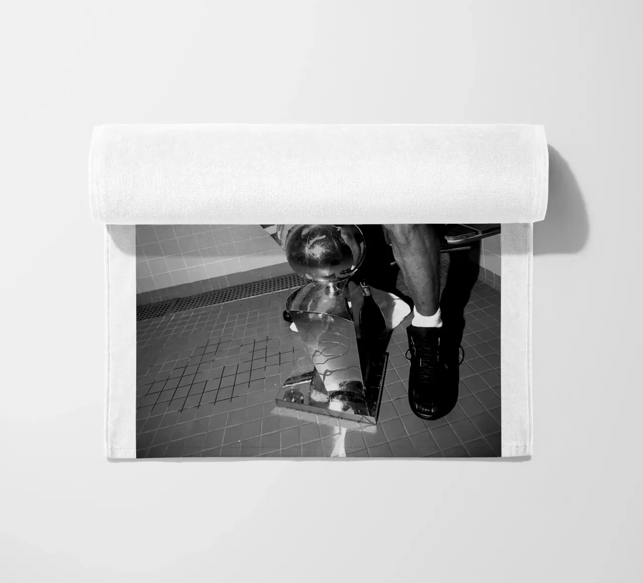 Momenti iconici di Kobe Bryant Bw telo mare da FAKE ARTWORK STORE